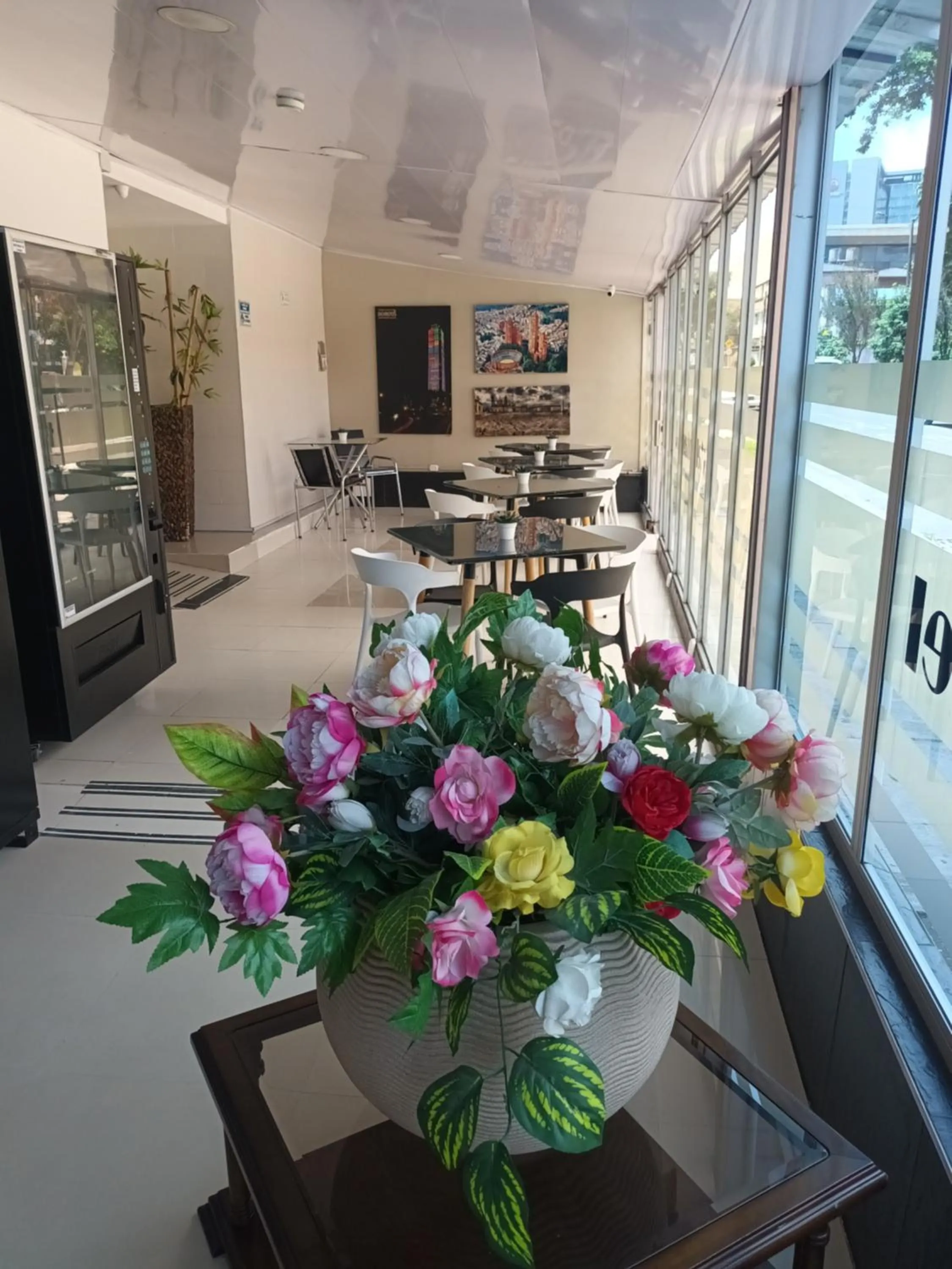 Seating area in Hotel Santiago Plaza