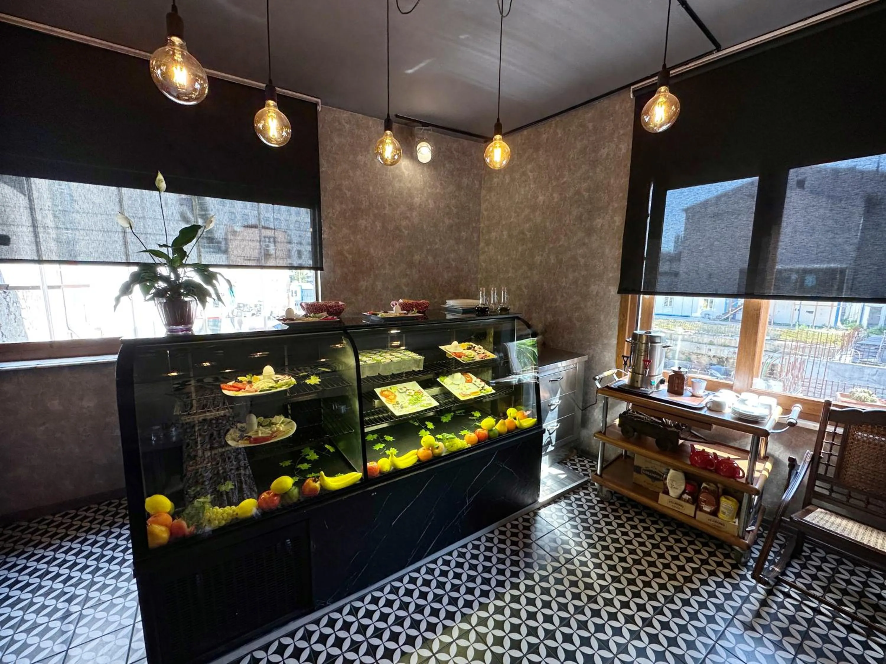 Breakfast in Black Art Otel