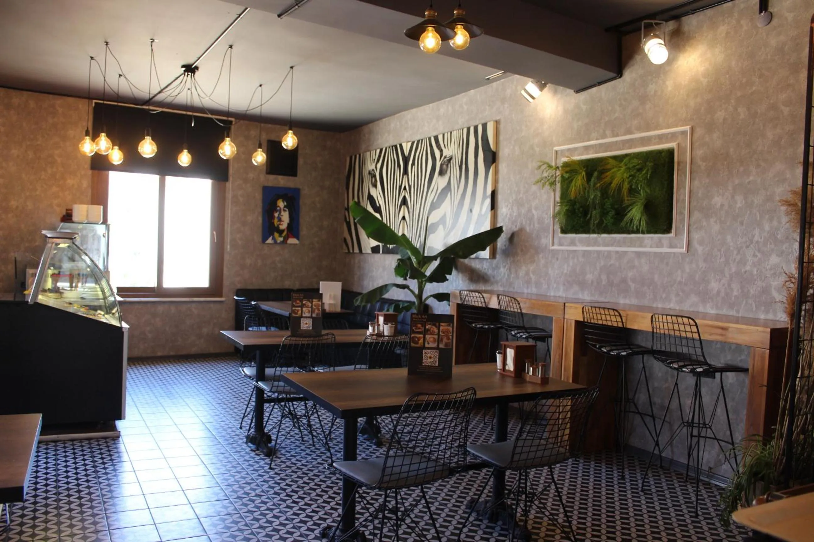 Restaurant/places to eat in Black Art Otel