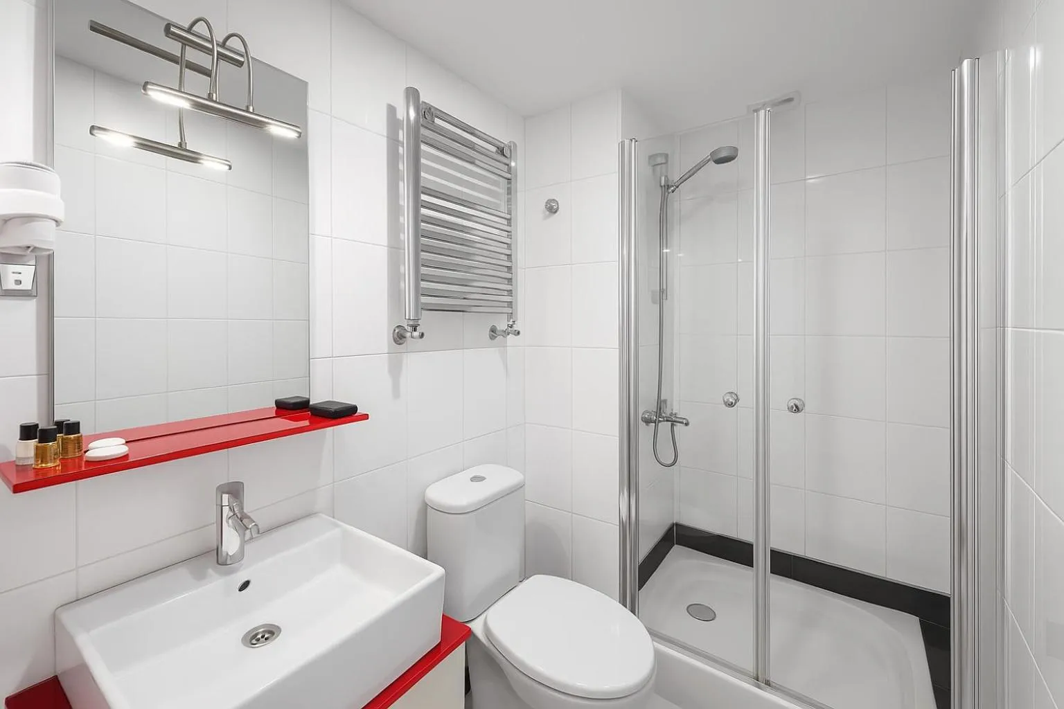 Shower in Black Art Otel