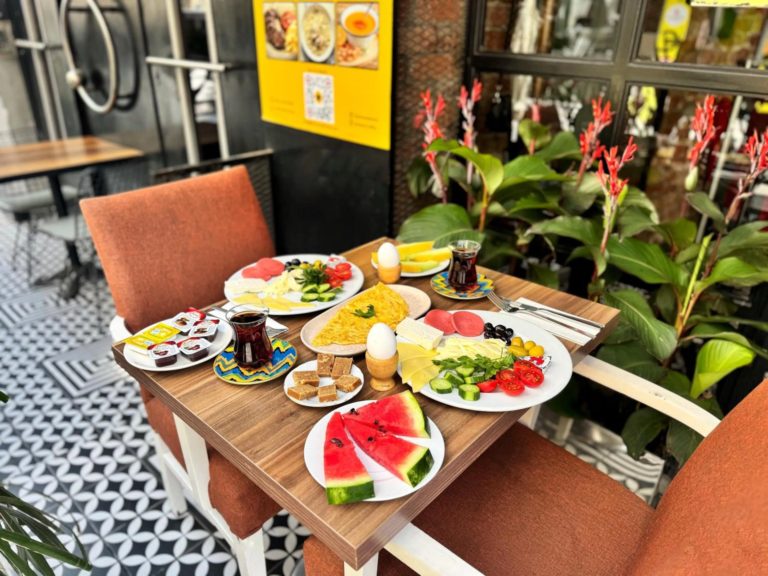 Restaurant/places to eat in Black Art Otel