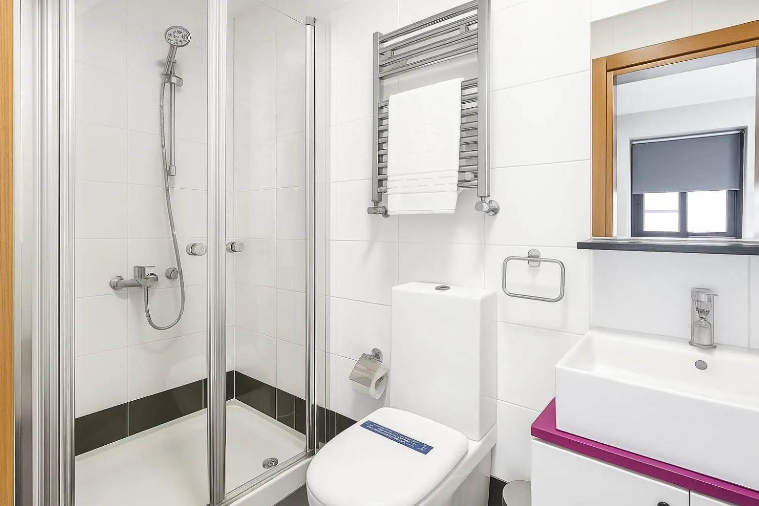 Shower in Black Art Otel