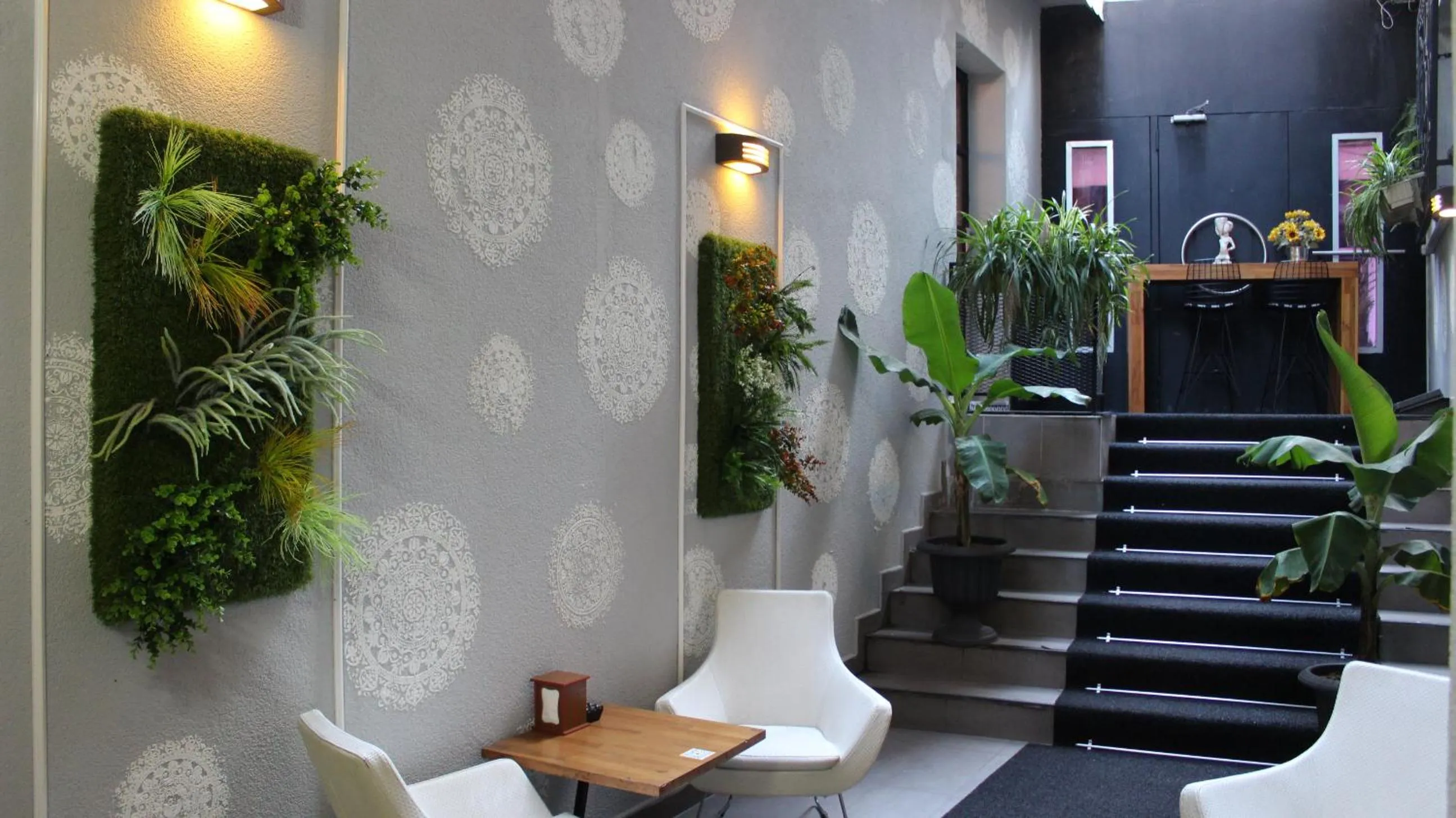 Restaurant/places to eat in Black Art Otel