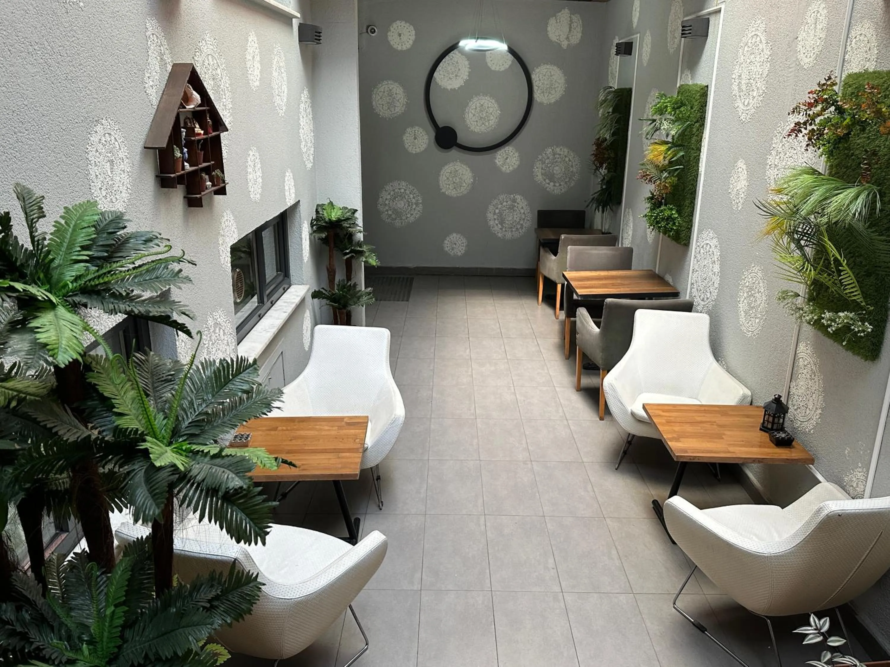 Restaurant/places to eat in Black Art Otel