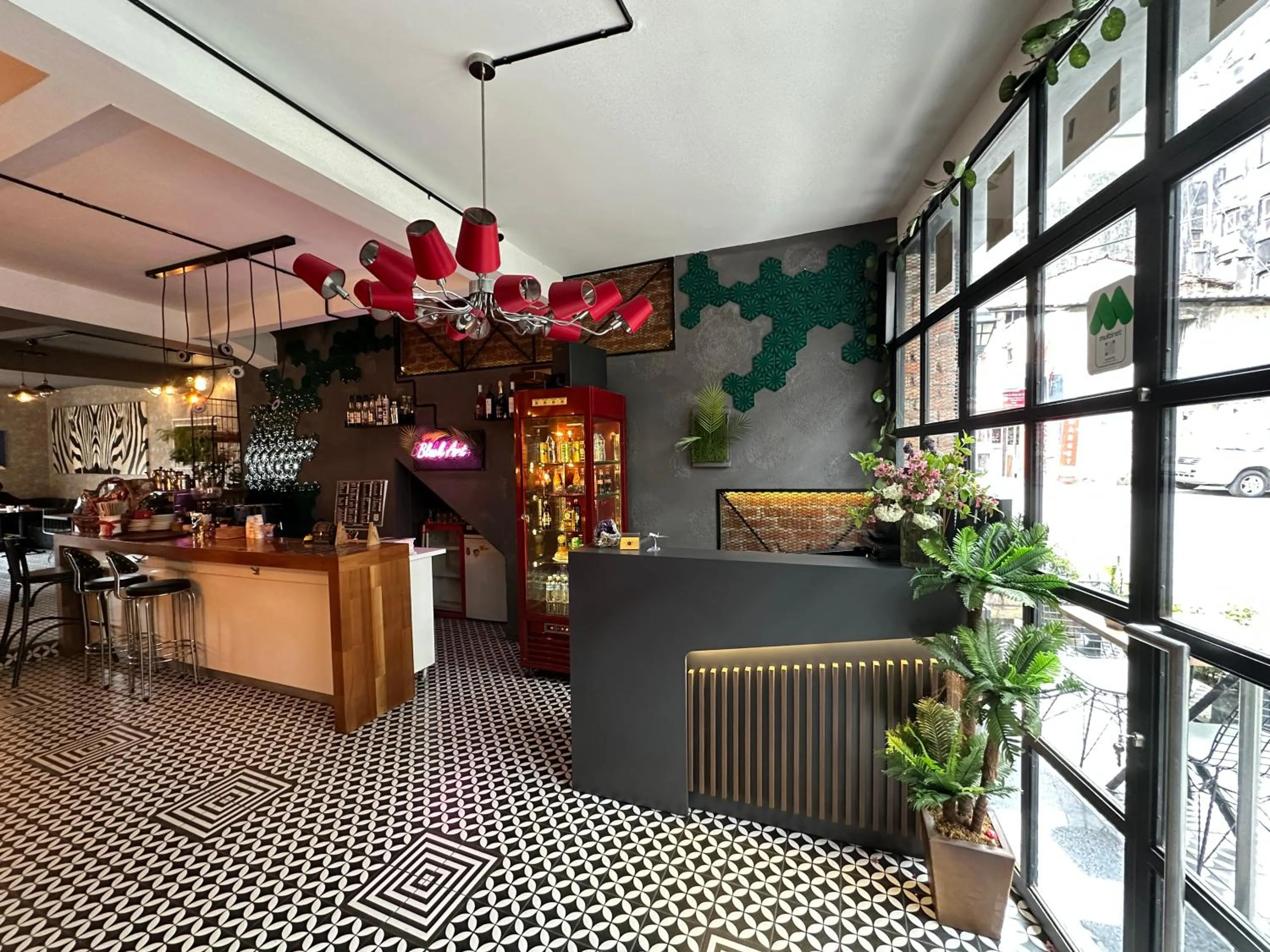 Restaurant/places to eat in Black Art Otel