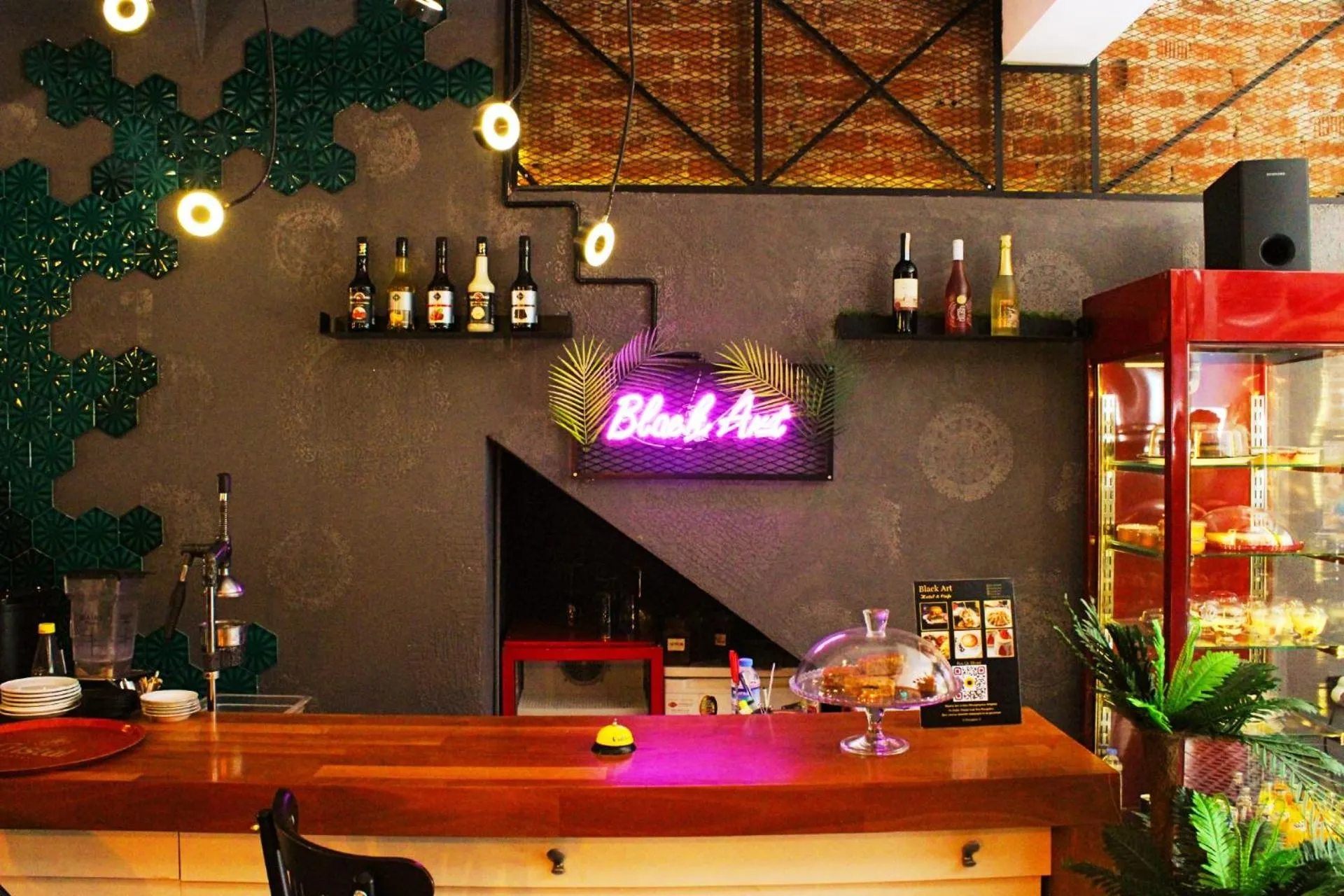 Restaurant/places to eat in Black Art Otel