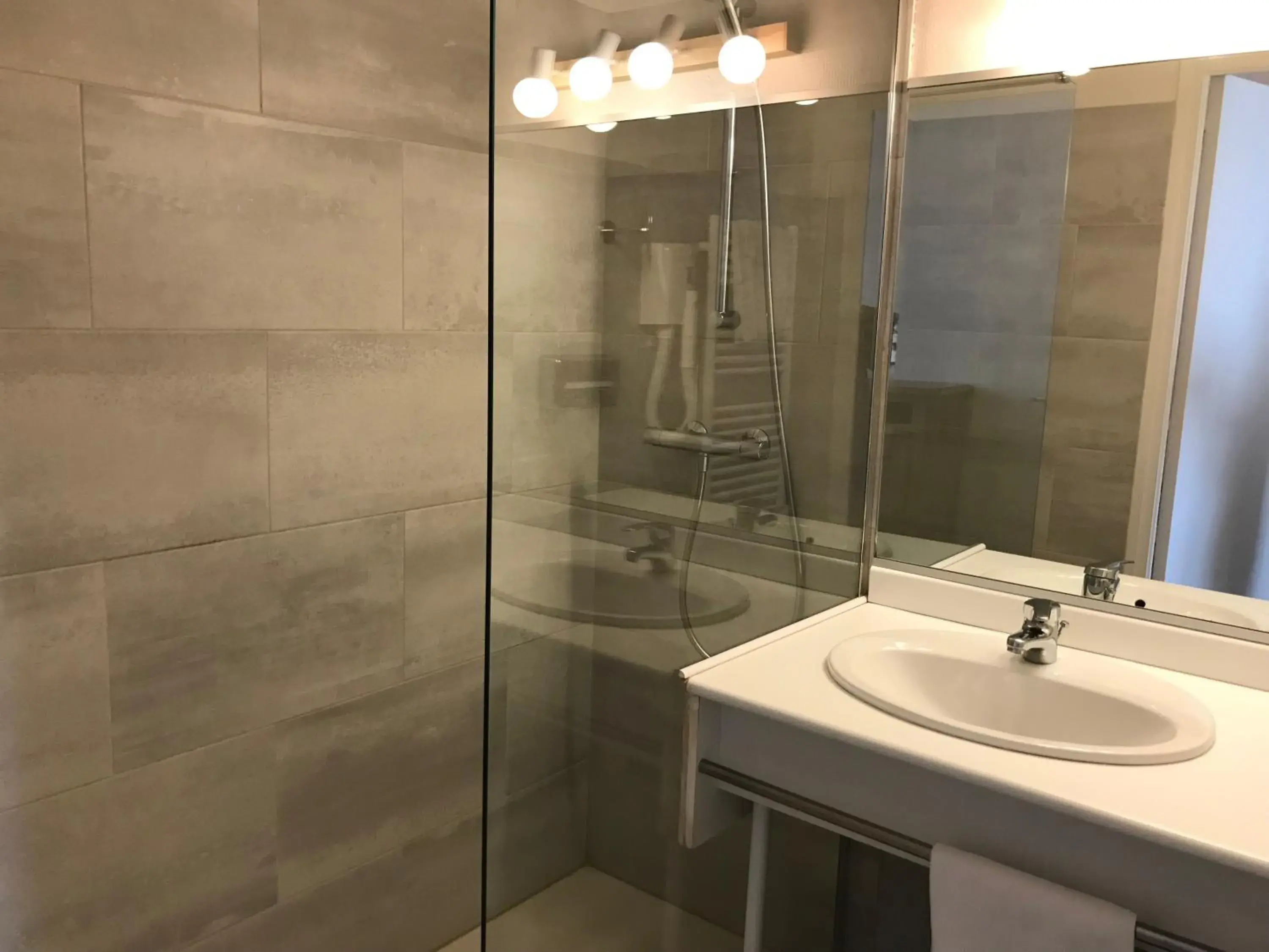 Double Room in Logis Hôtel & Restaurant La Villa des Houx Double Room in Logis Hôtel & Restaurant La Villa des Houx