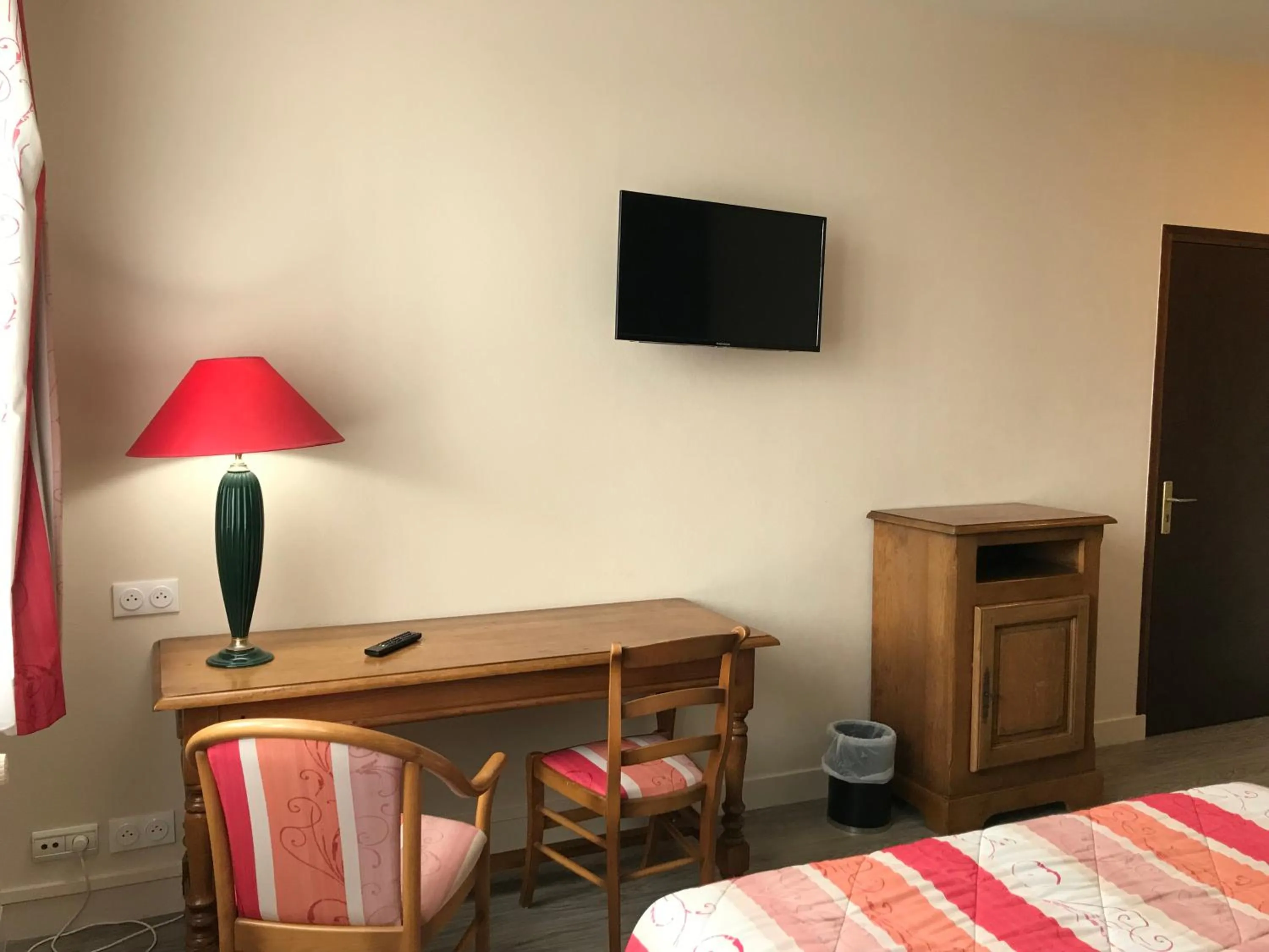 Bed in Logis Hôtel & Restaurant La Villa des Houx