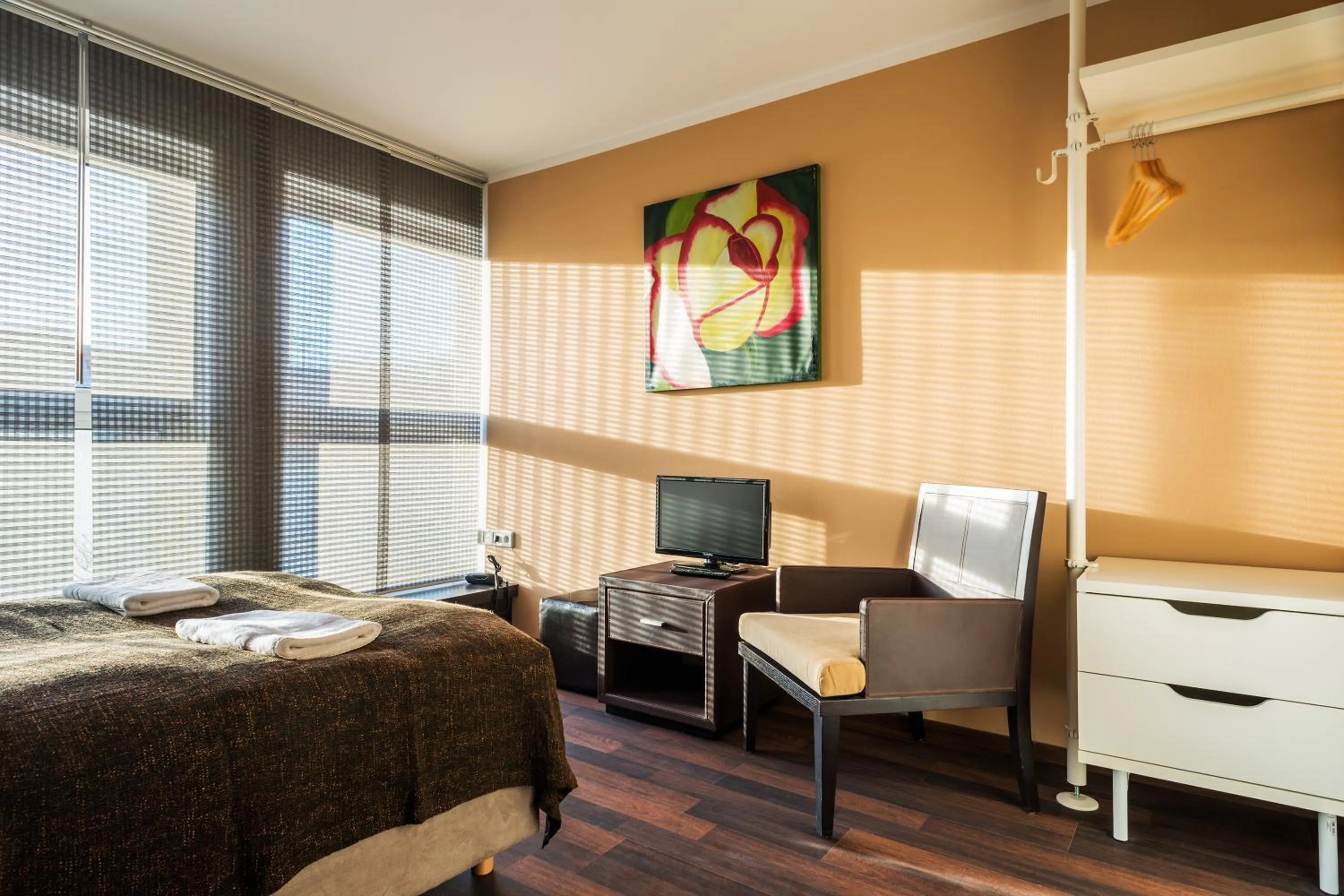 Photo of the whole room, Bed in Apple City Hotel