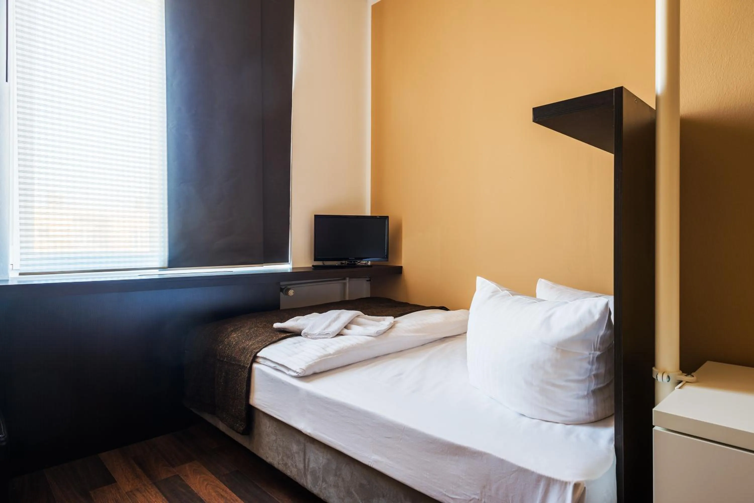 Bedroom, Bed in Apple City Hotel