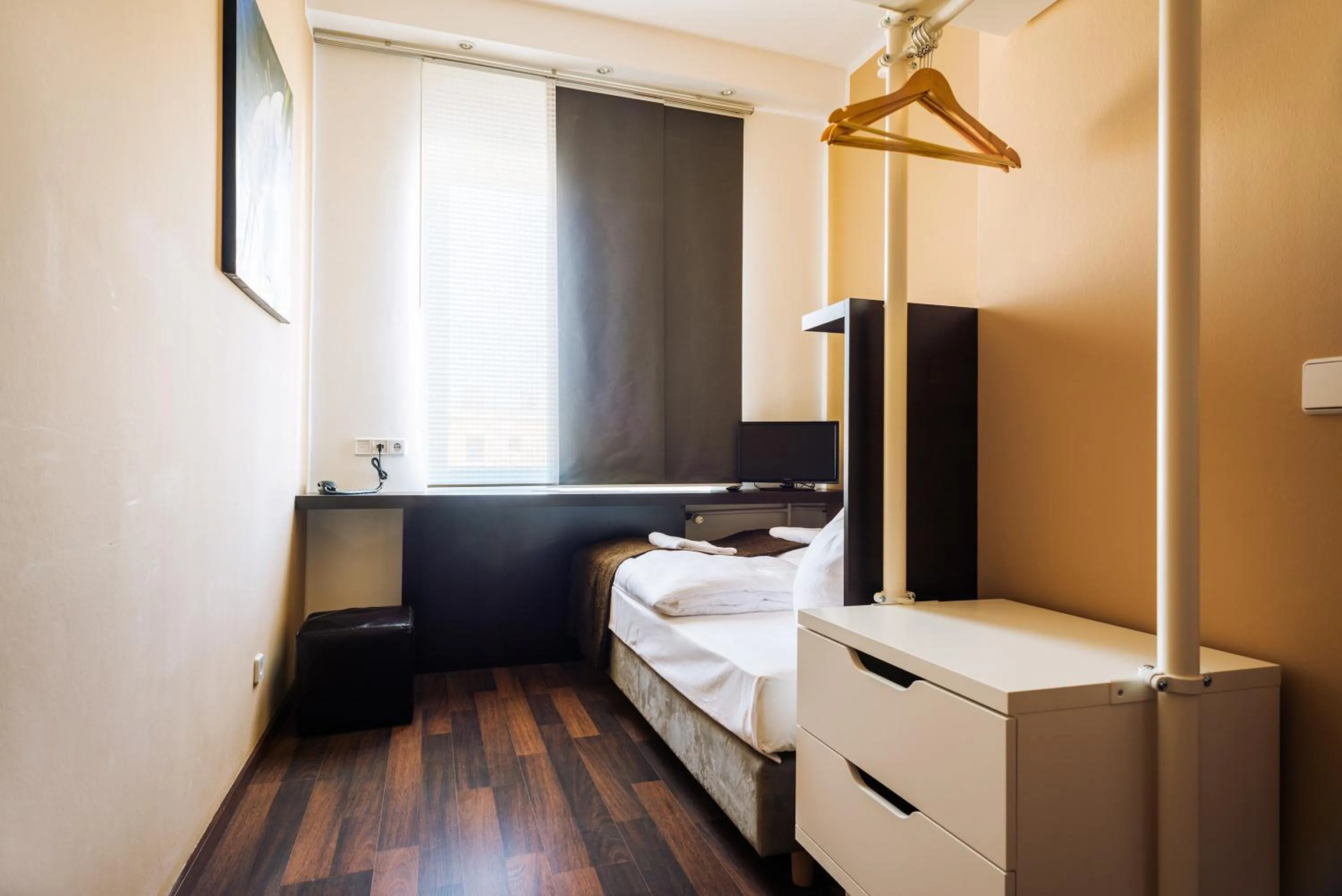 Decorative detail, Bed in Apple City Hotel