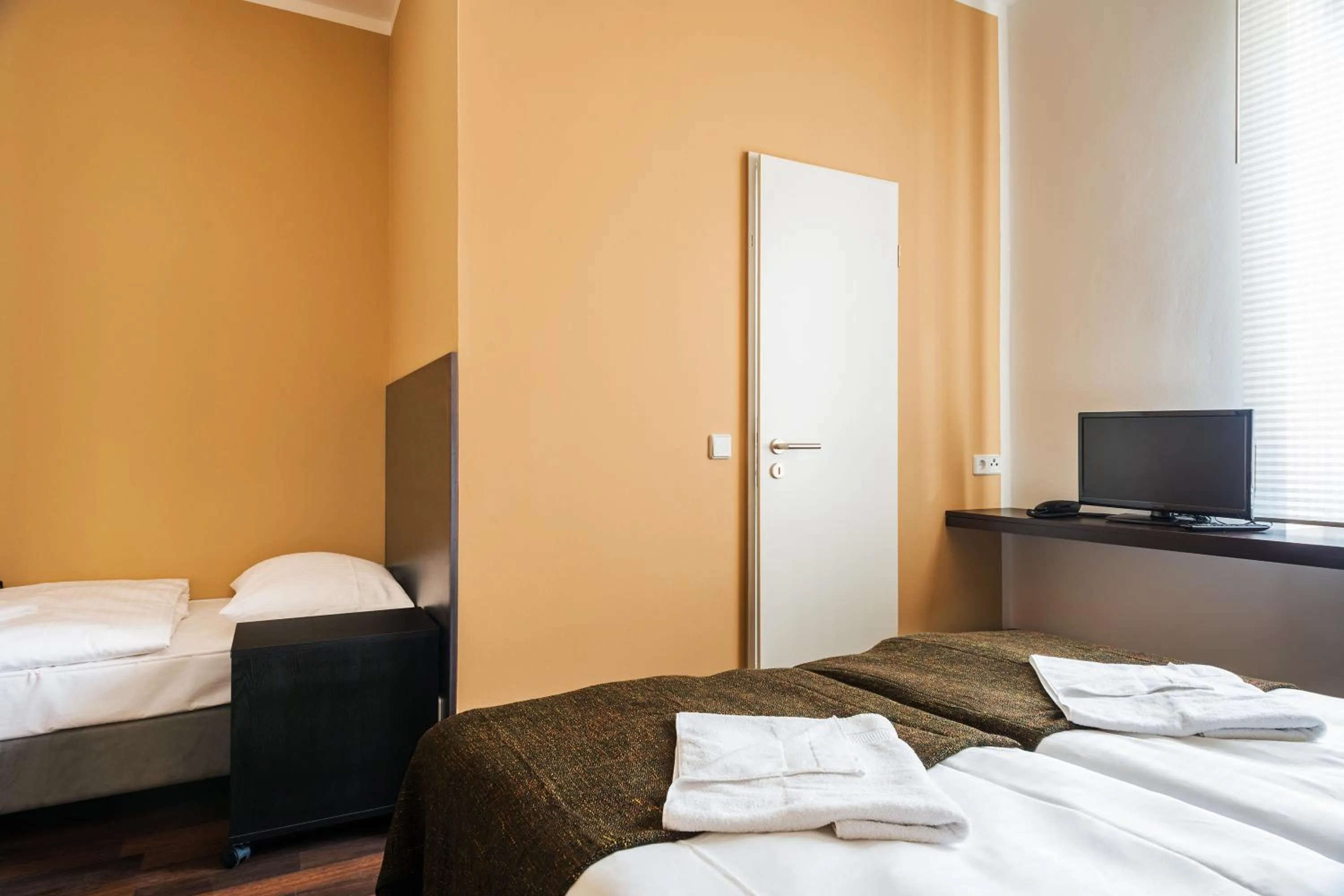 Photo of the whole room, Bed in Apple City Hotel