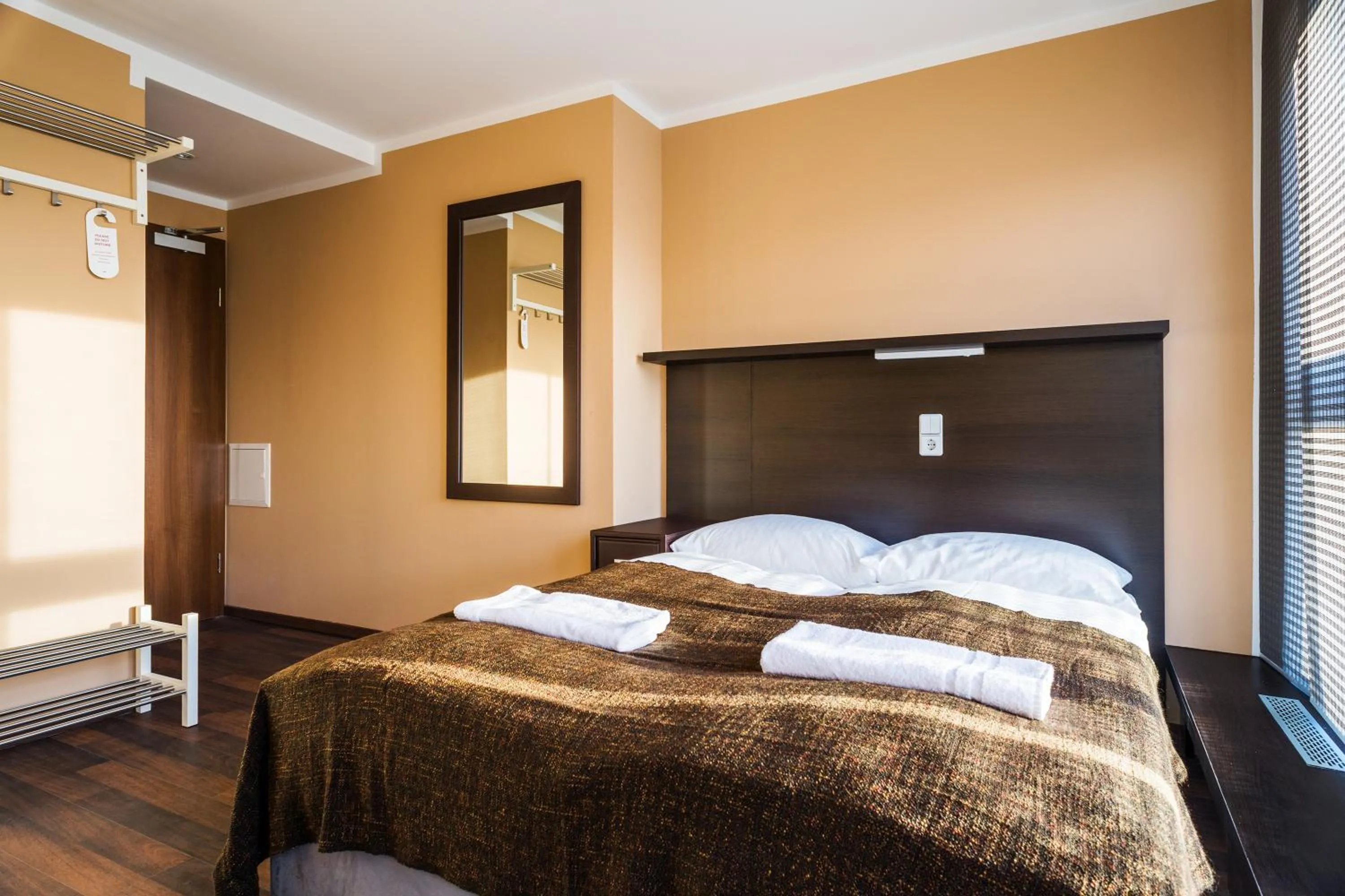 Bedroom, Bed in Apple City Hotel