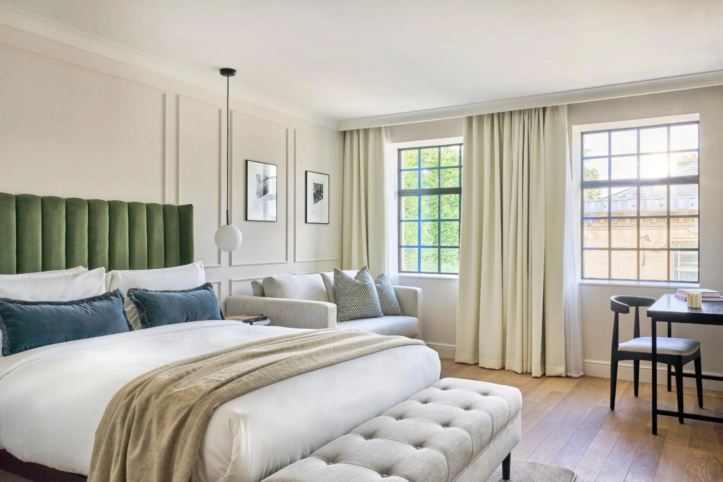 Seating area, Bed in The Store