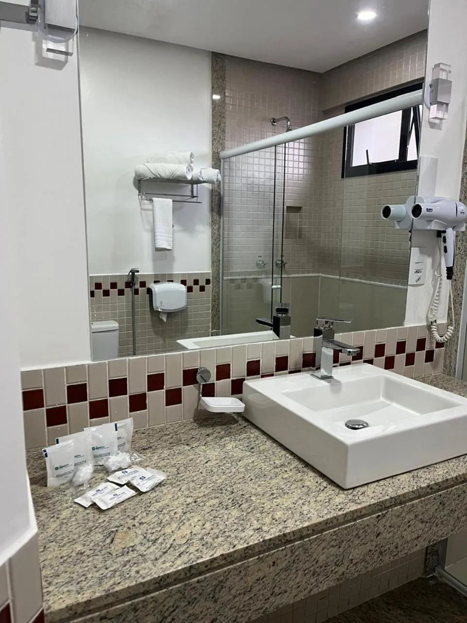 Shower in Hotel Dan Inn Uberlandia By Nacional Inn