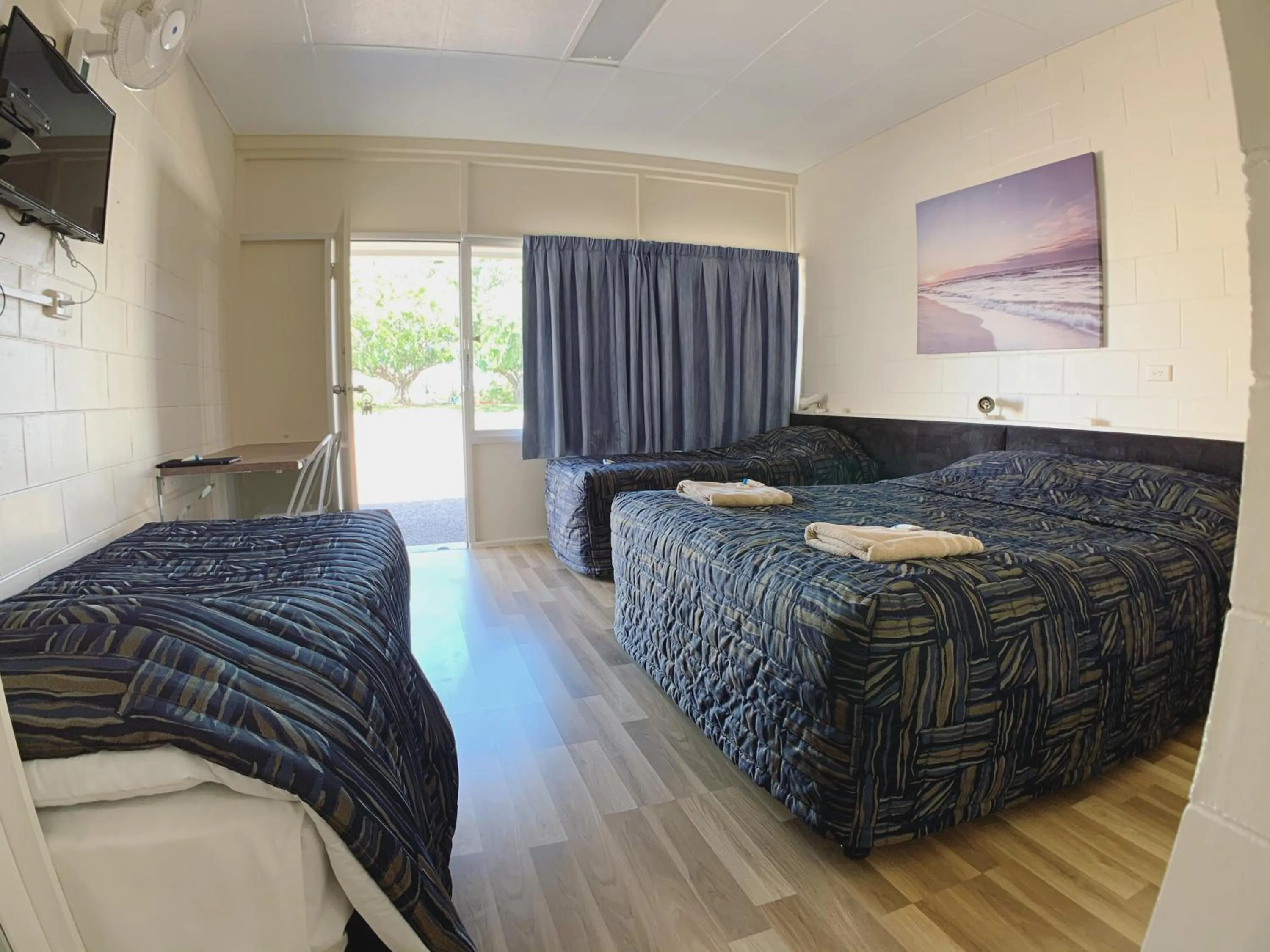 Bed in Tropical City Motor Inn