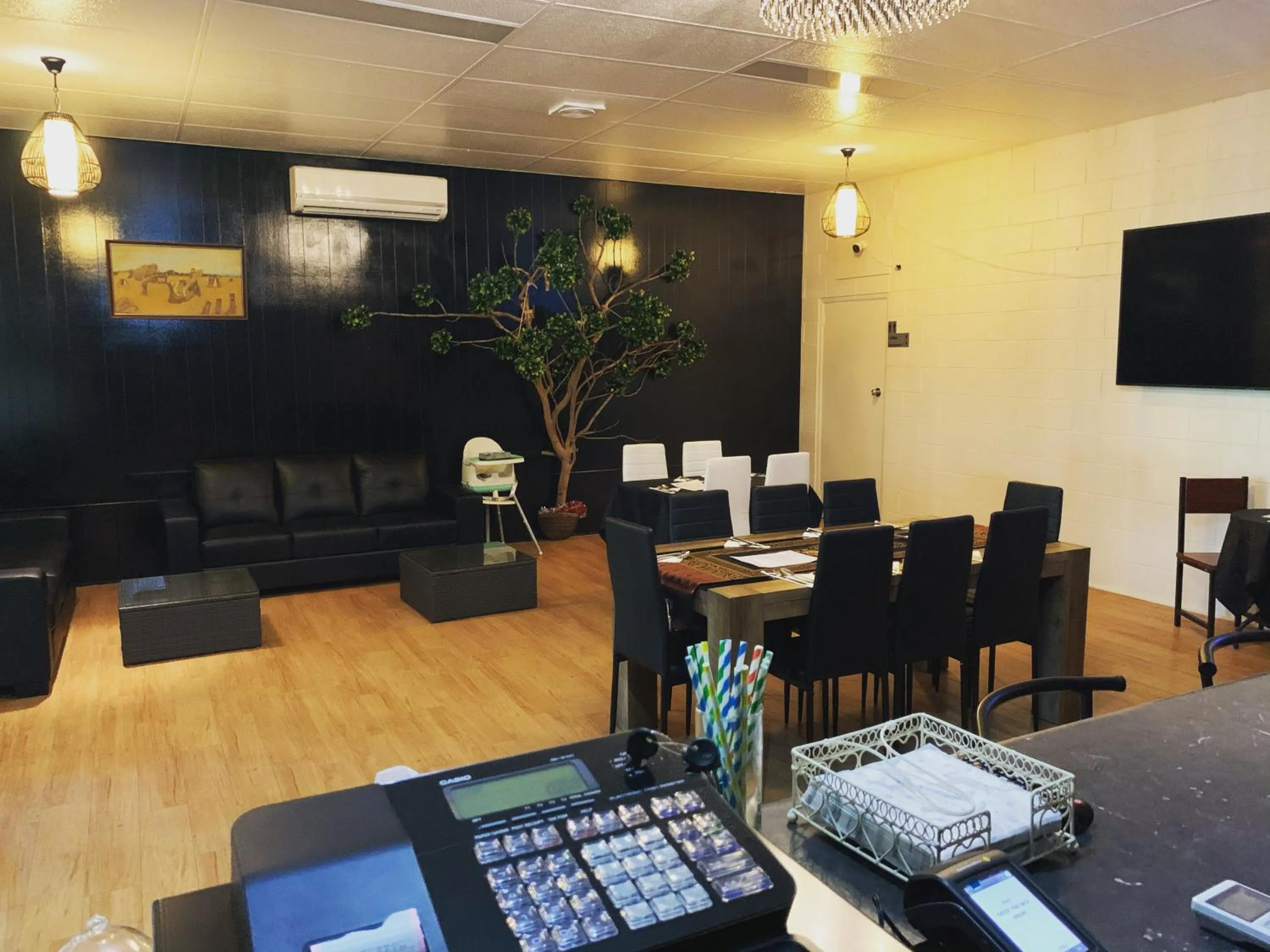 Restaurant/places to eat in Tropical City Motor Inn