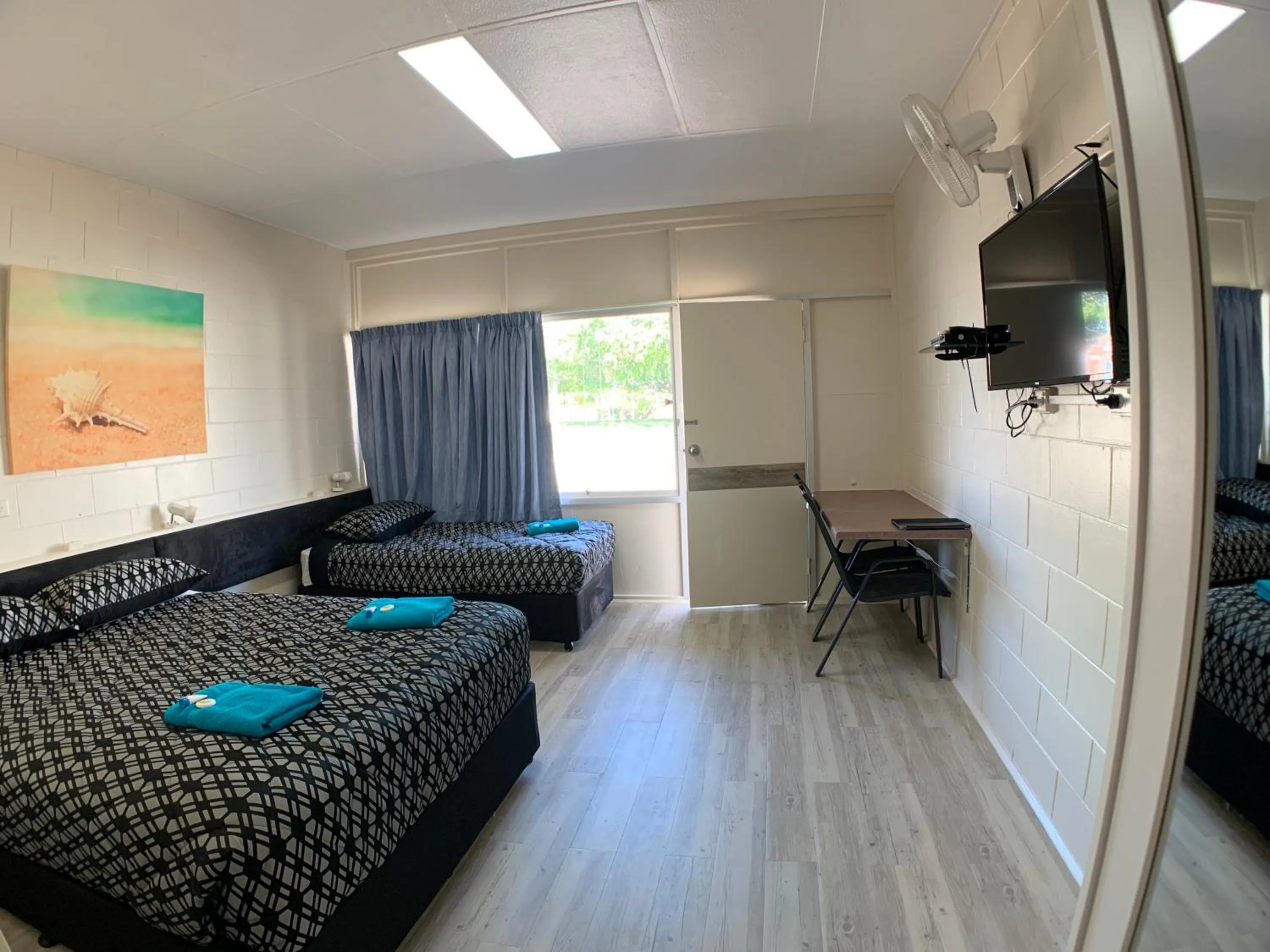 Bed in Tropical City Motor Inn