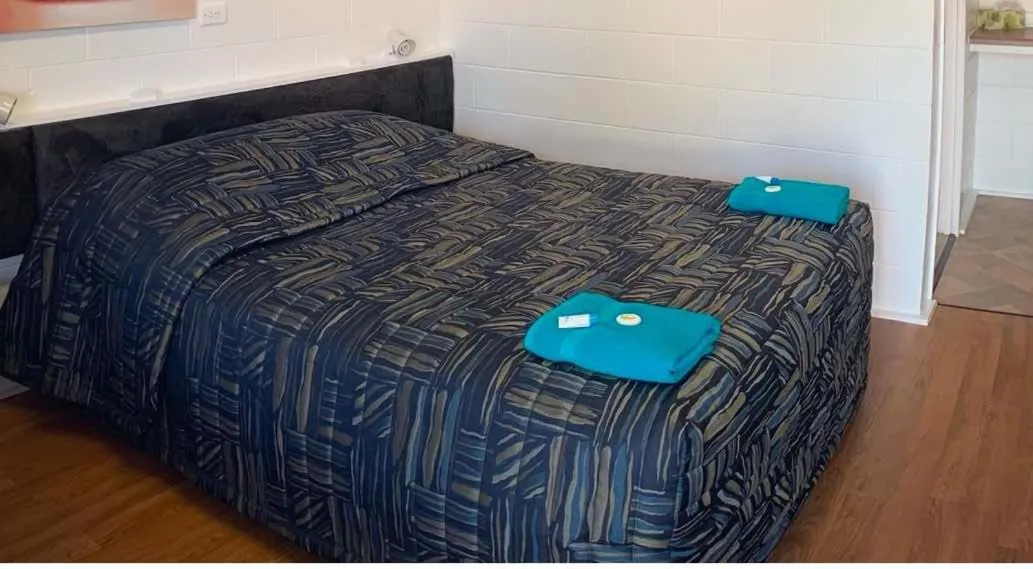 Bed in Tropical City Motor Inn