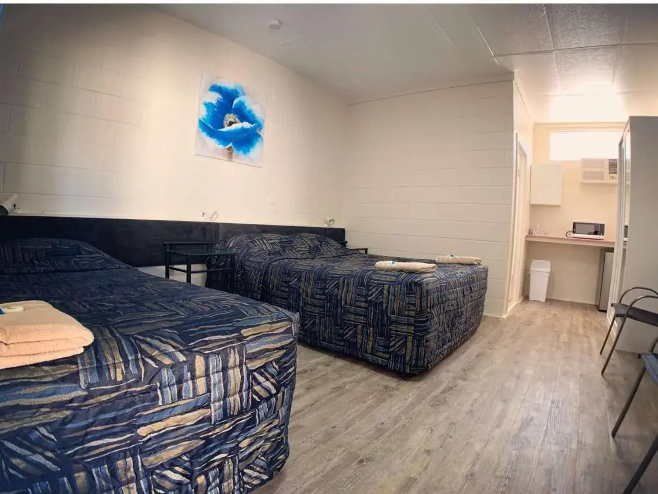 Deluxe Twin Room in Tropical City Motor Inn Deluxe Twin Room in Tropical City Motor Inn