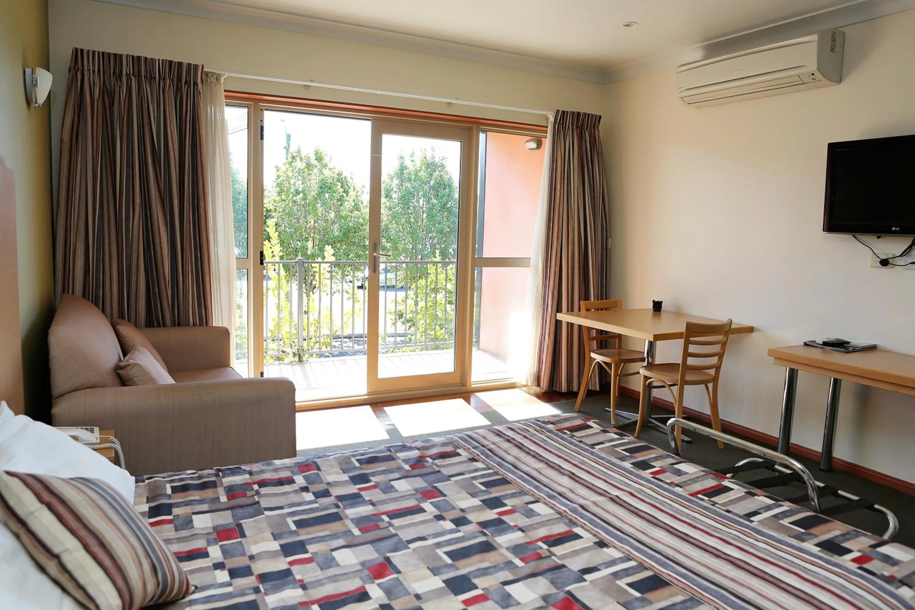 Photo of the whole room, Bed in Forbes Victoria Inn