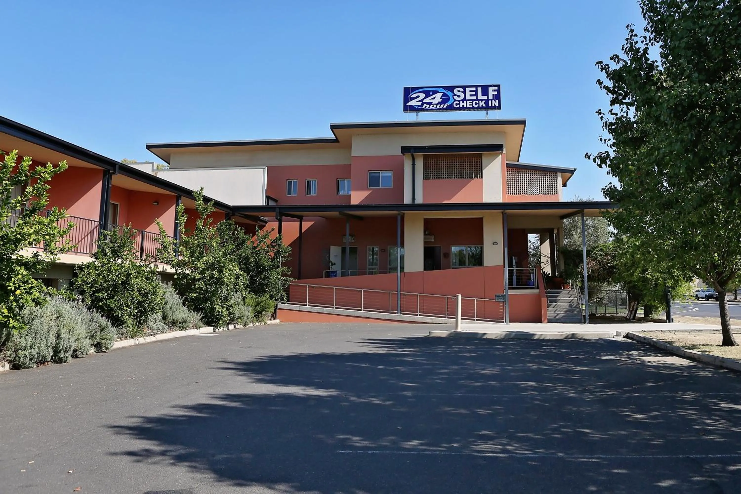 Facade/entrance in Forbes Victoria Inn