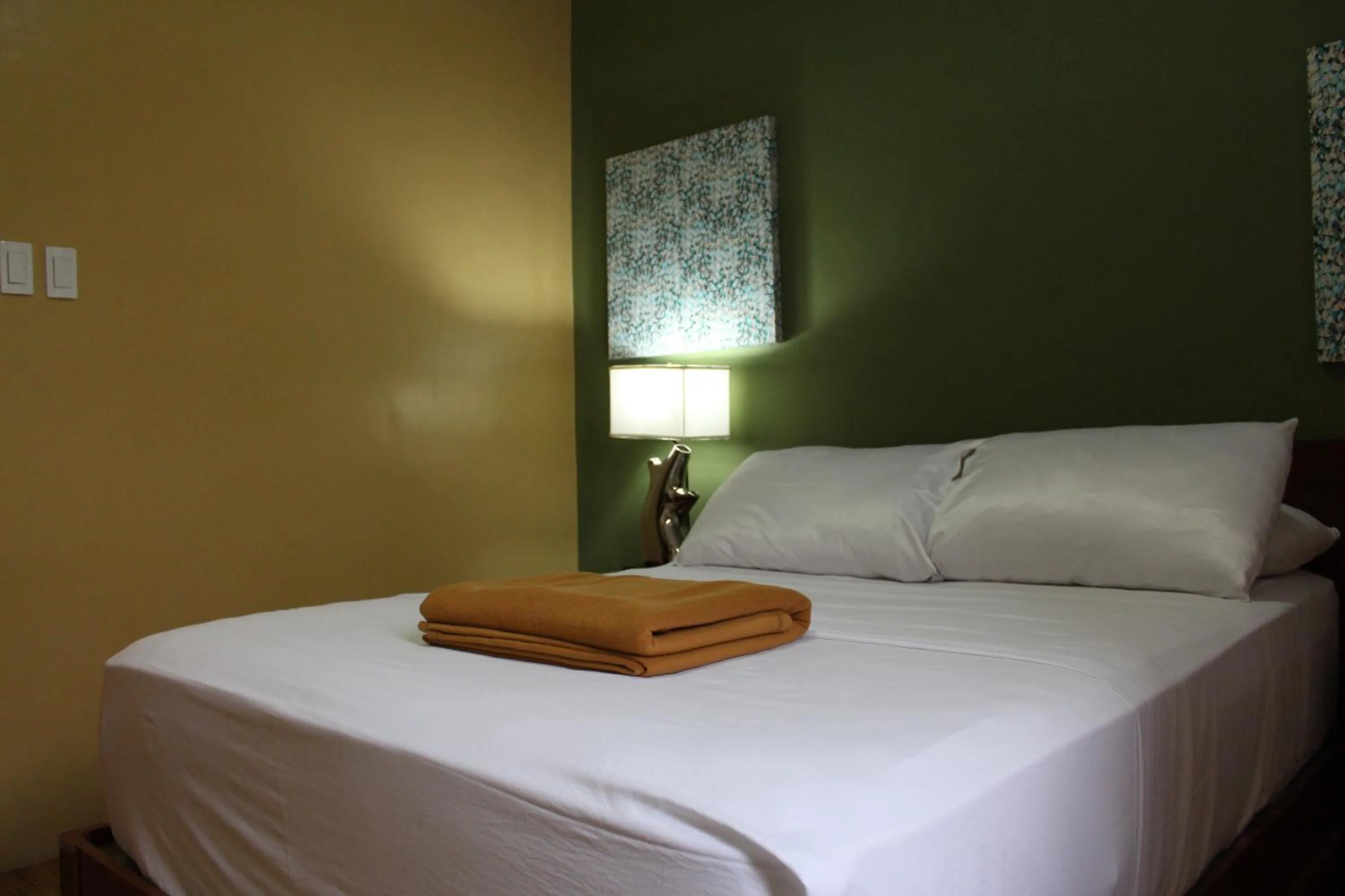 Bed in Purple Tree Bed & Breakfast