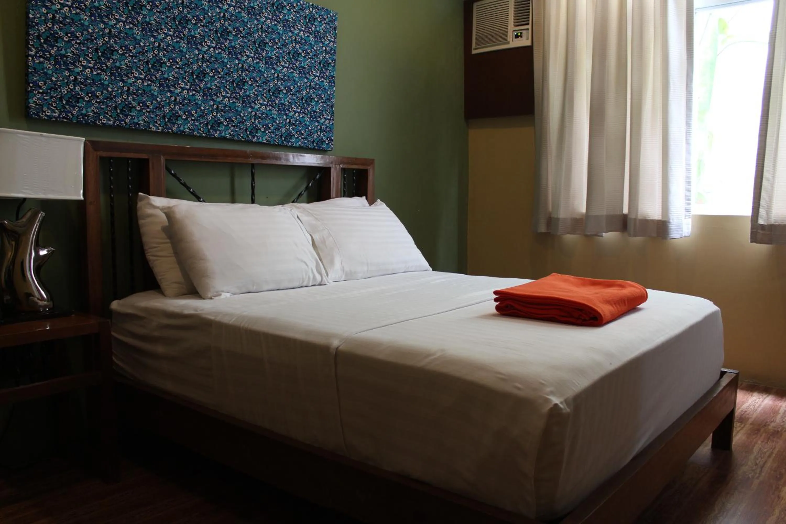 Bed in Purple Tree Bed & Breakfast