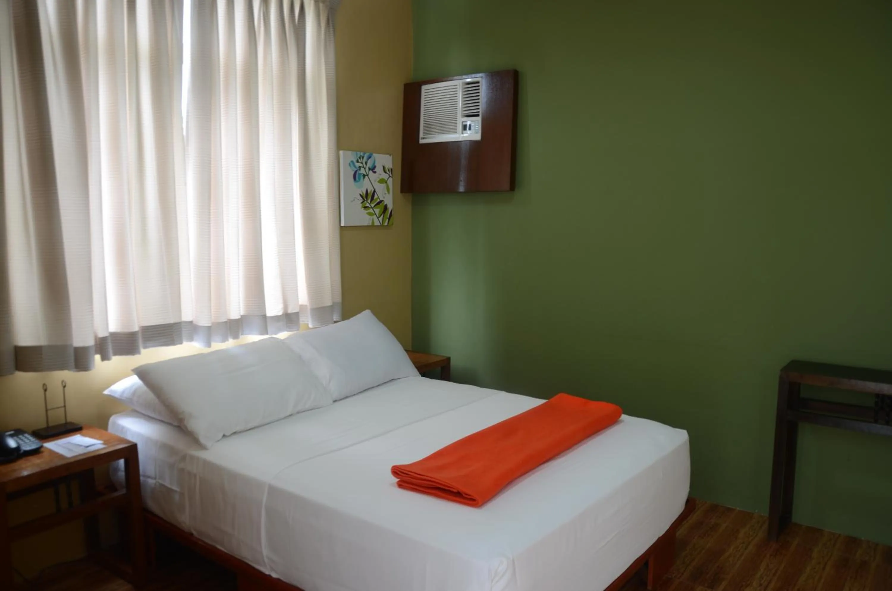 Bed in Purple Tree Bed & Breakfast