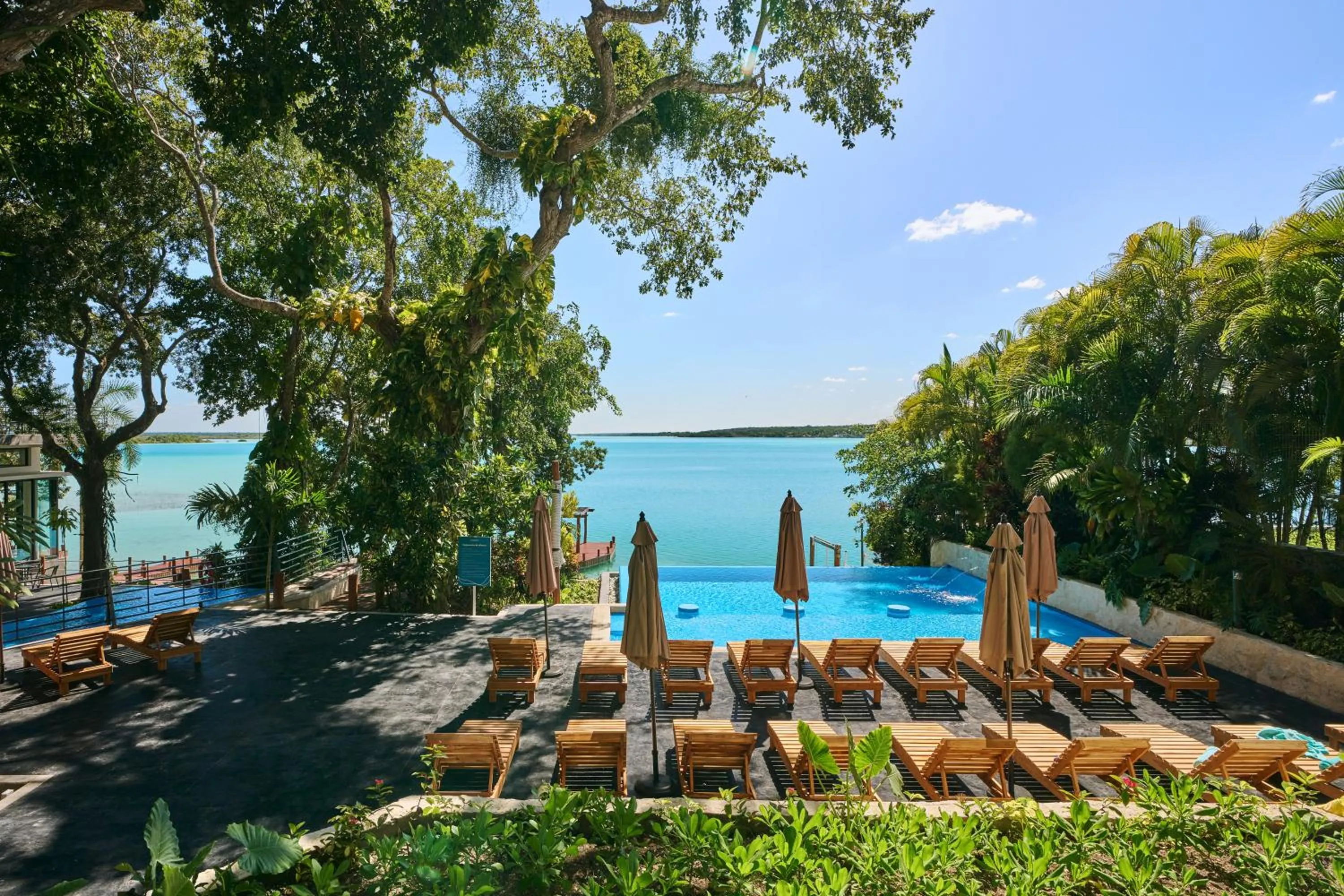 Garden in Cristalino Lagoon Front Hotel, Restaurant & Spa