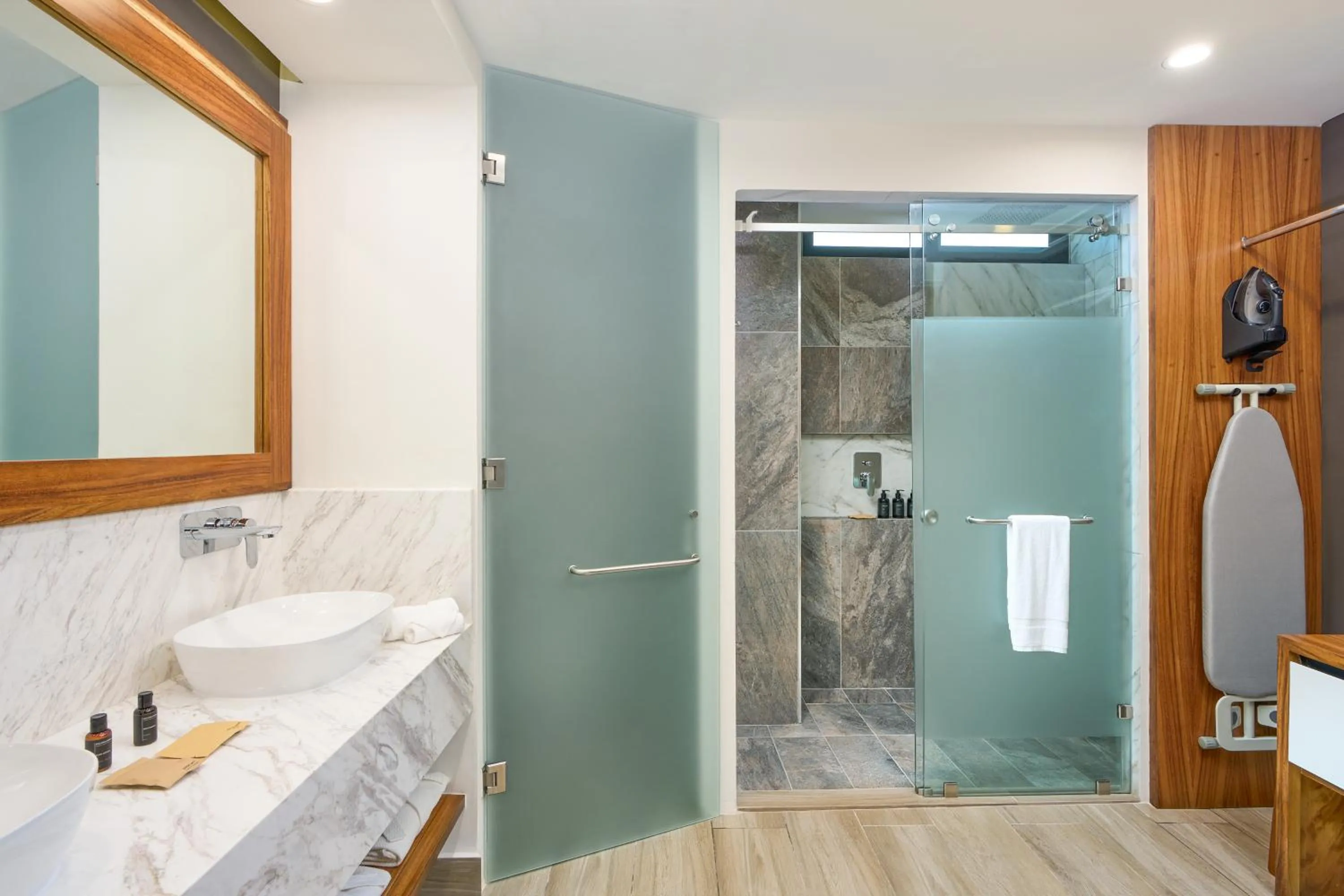 Shower in Cristalino Lagoon Front Hotel, Restaurant & Spa