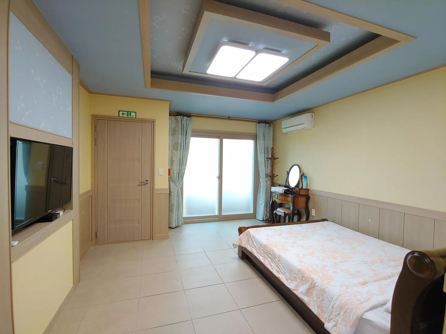 Bed in Gyulhouse Pension