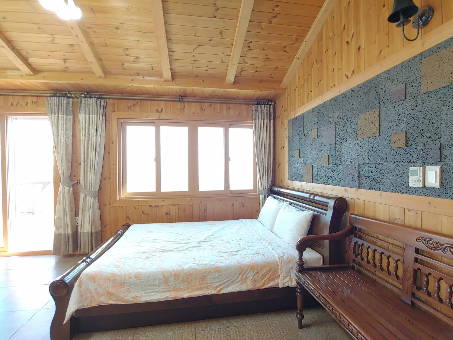Bed in Gyulhouse Pension