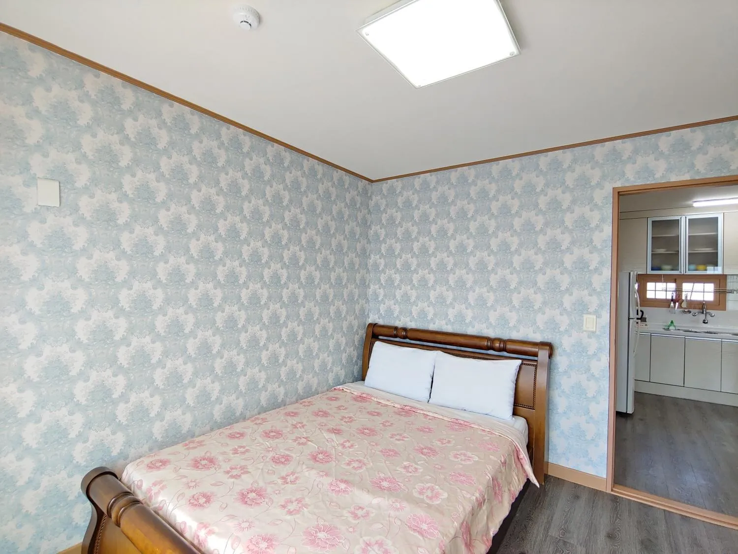 Bed in Gyulhouse Pension