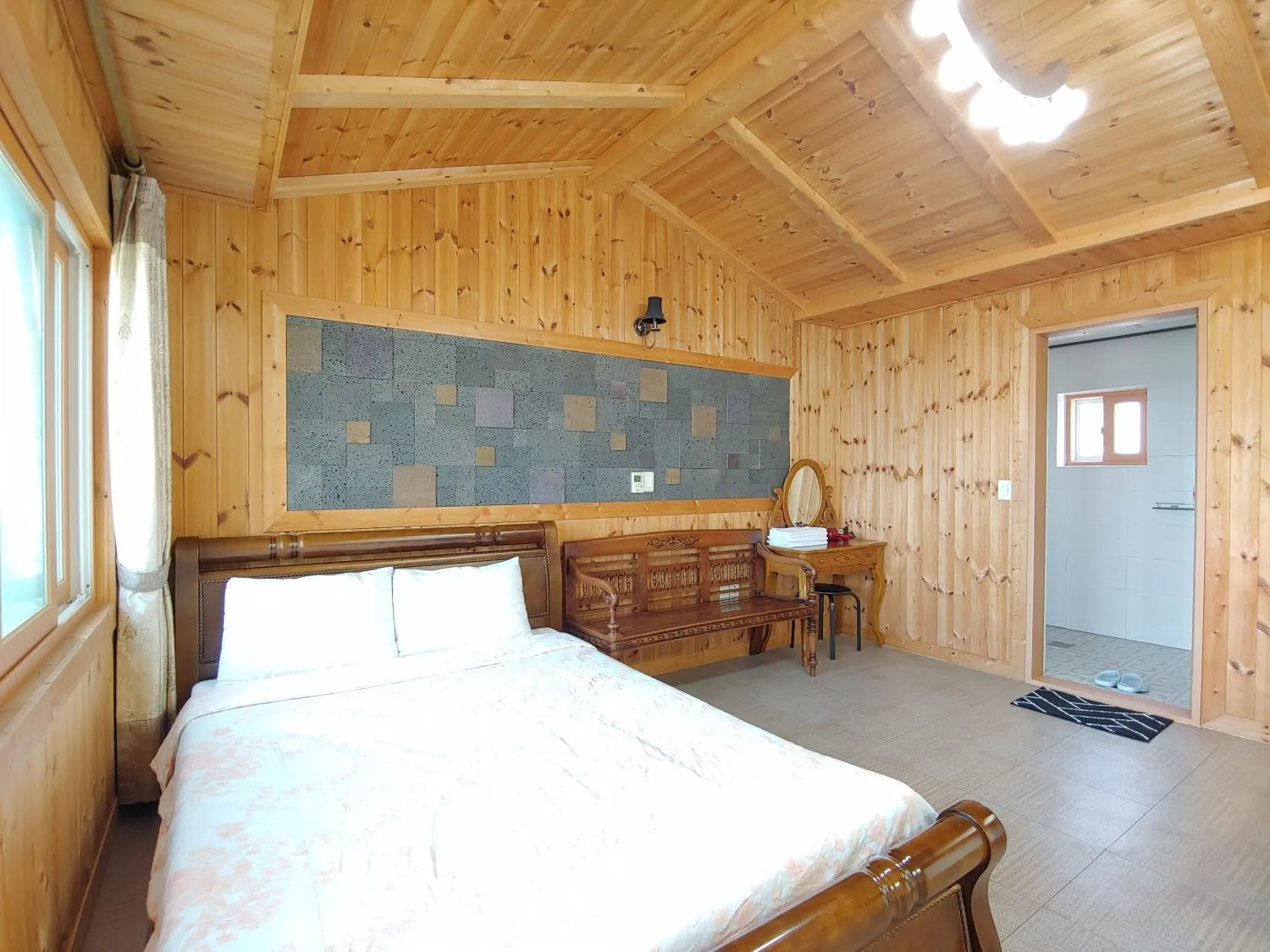 Bed in Gyulhouse Pension