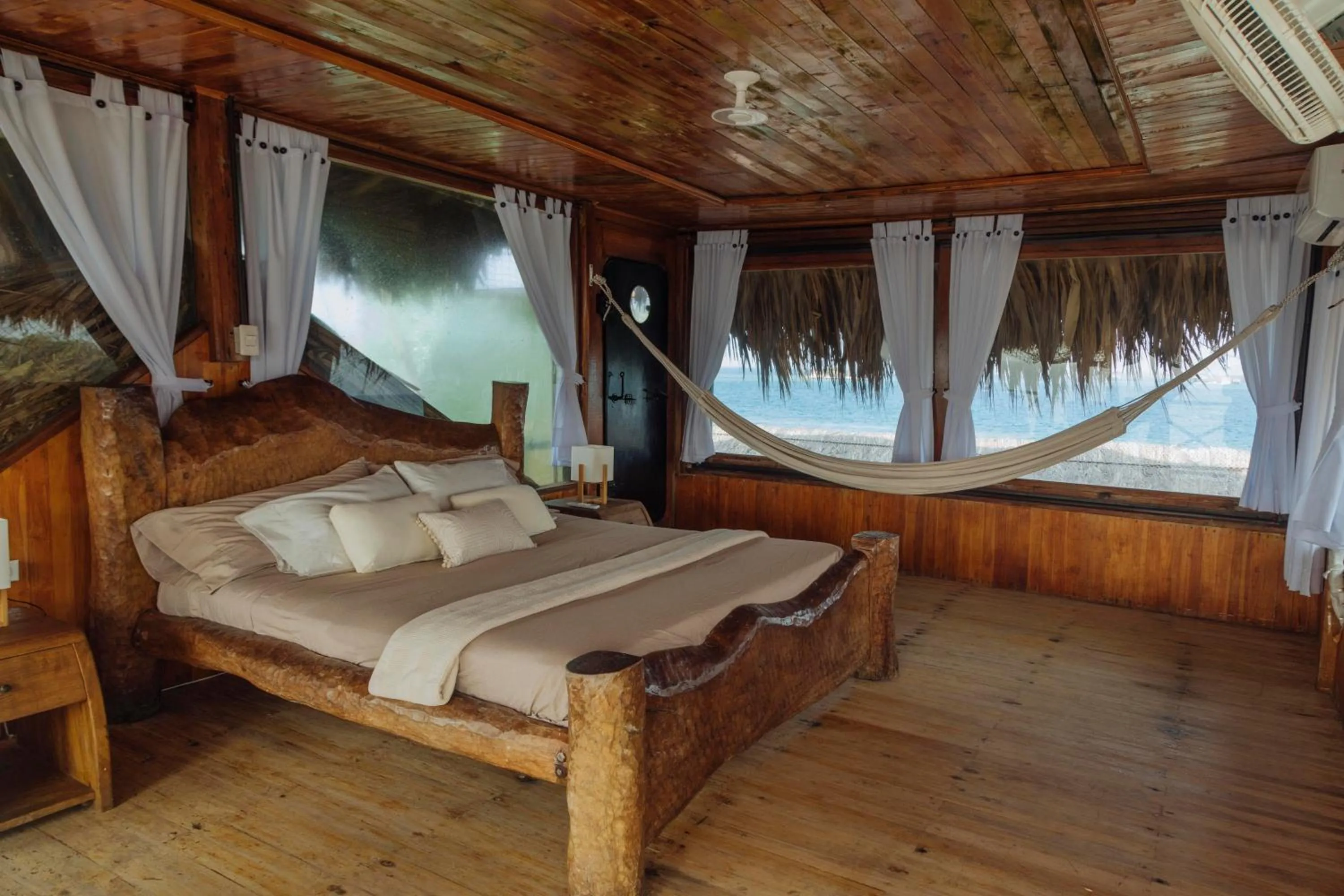 Bed in Isla Kalua - Private Ocean Villa