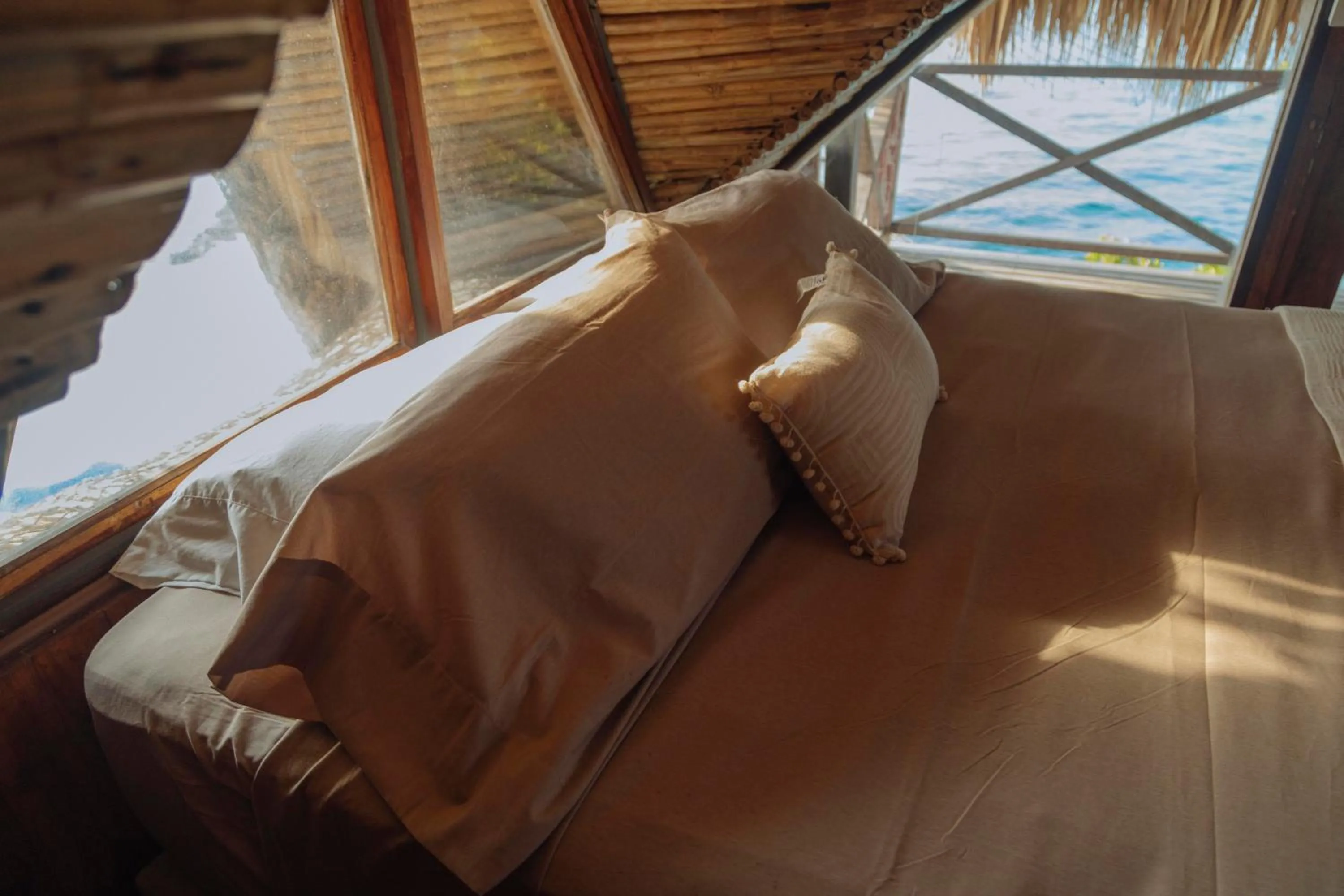 Bed in Isla Kalua - Private Ocean Villa