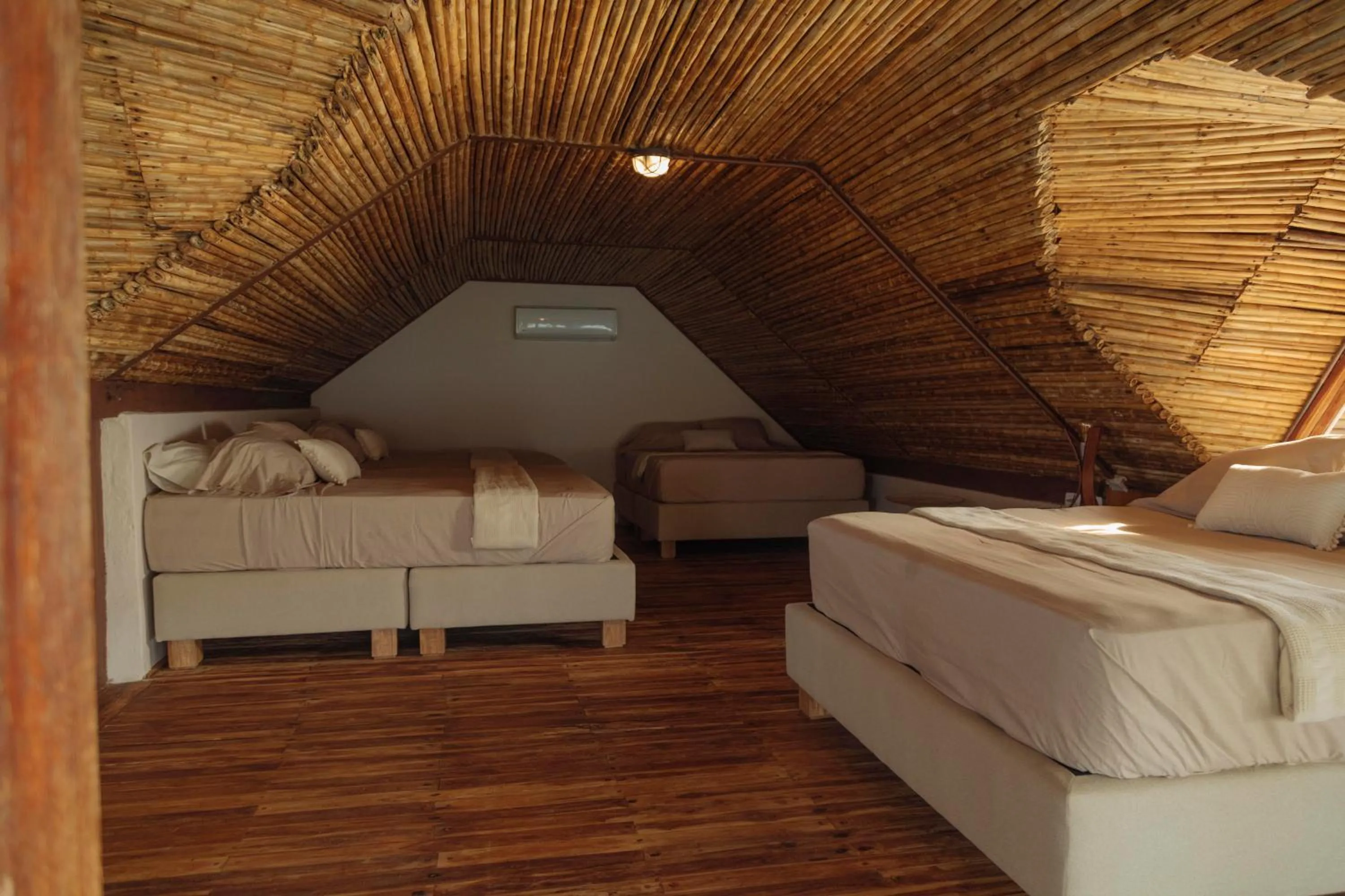 Bed in Isla Kalua - Private Ocean Villa