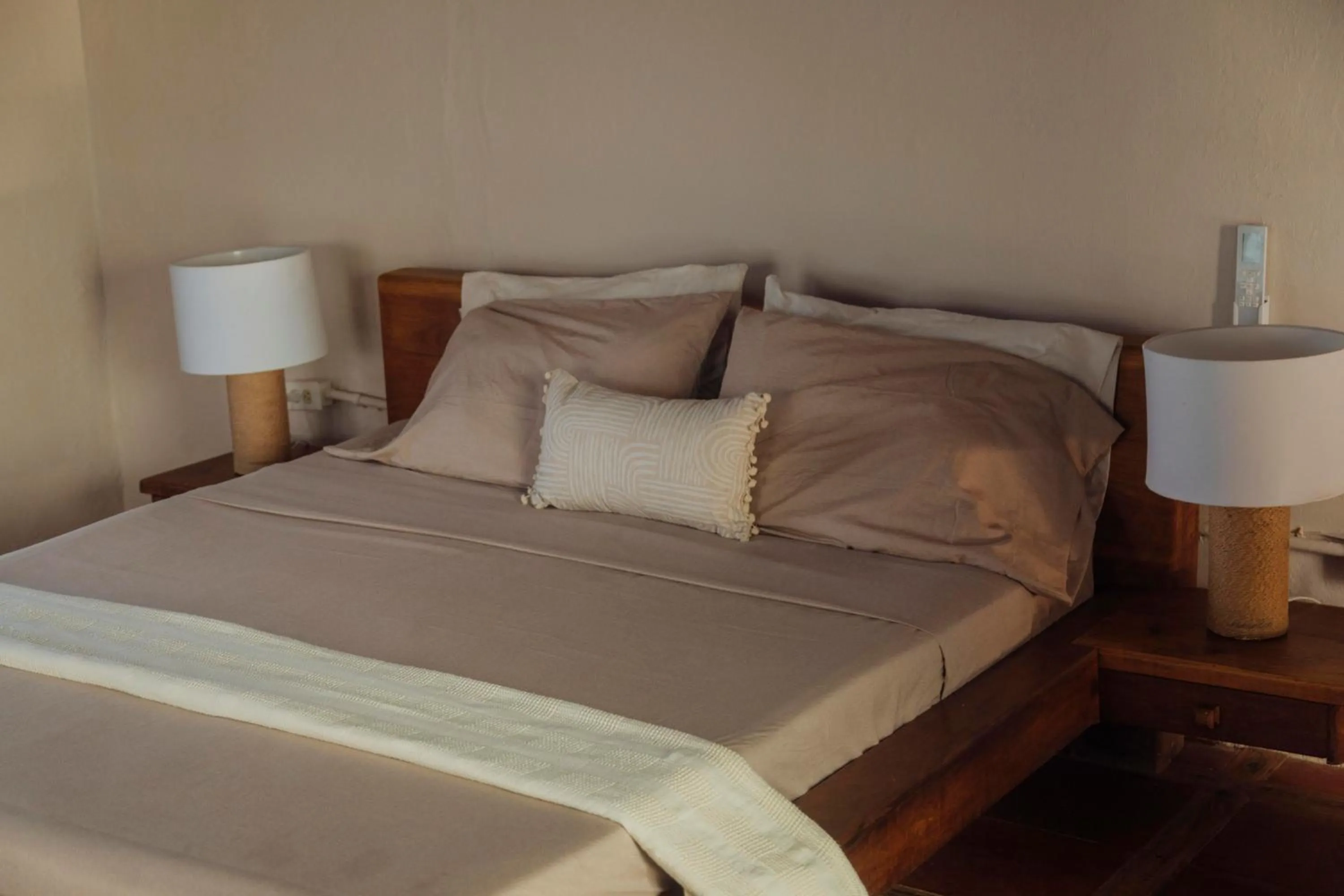 Bed in Isla Kalua - Private Ocean Villa