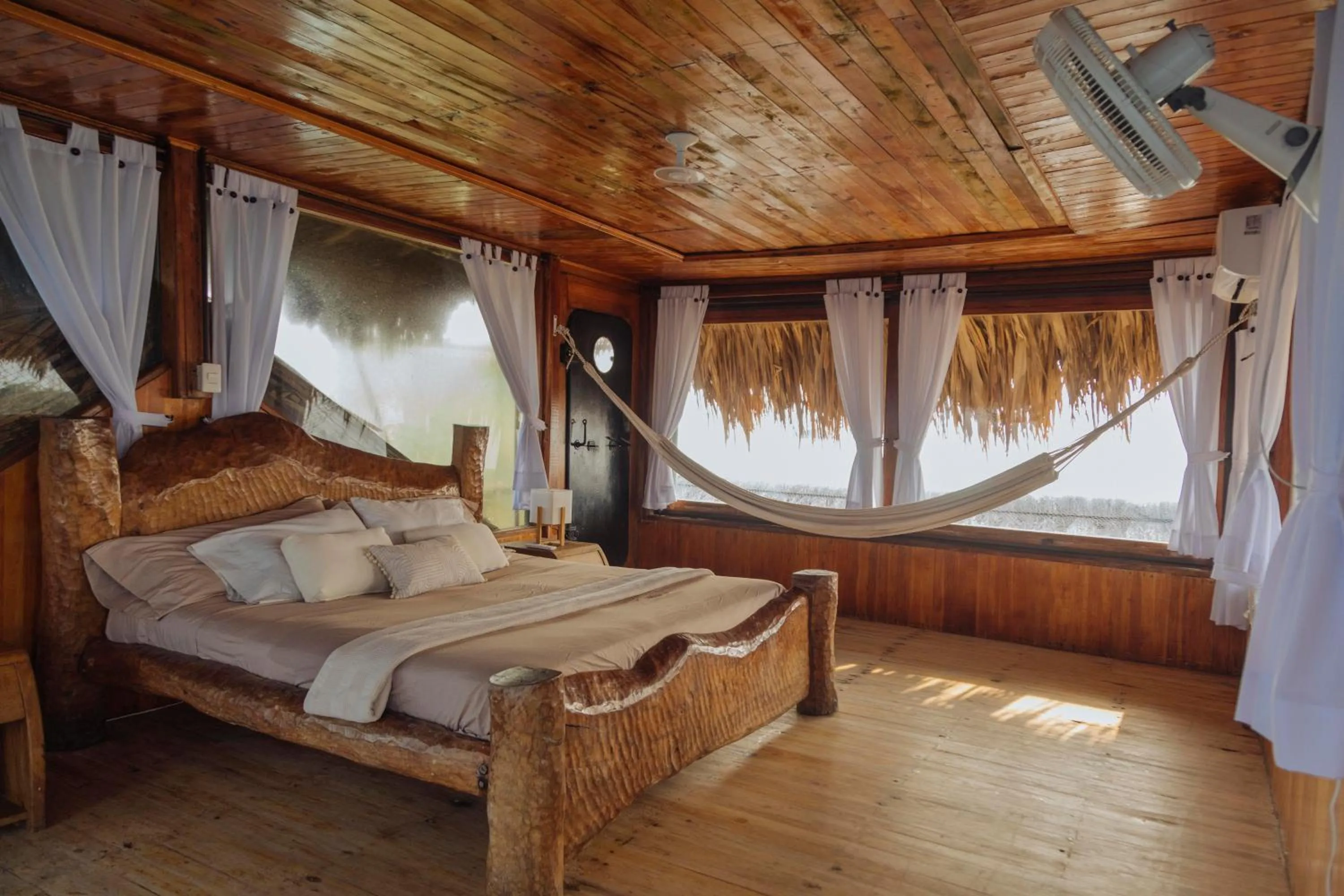 Bed in Isla Kalua - Private Ocean Villa