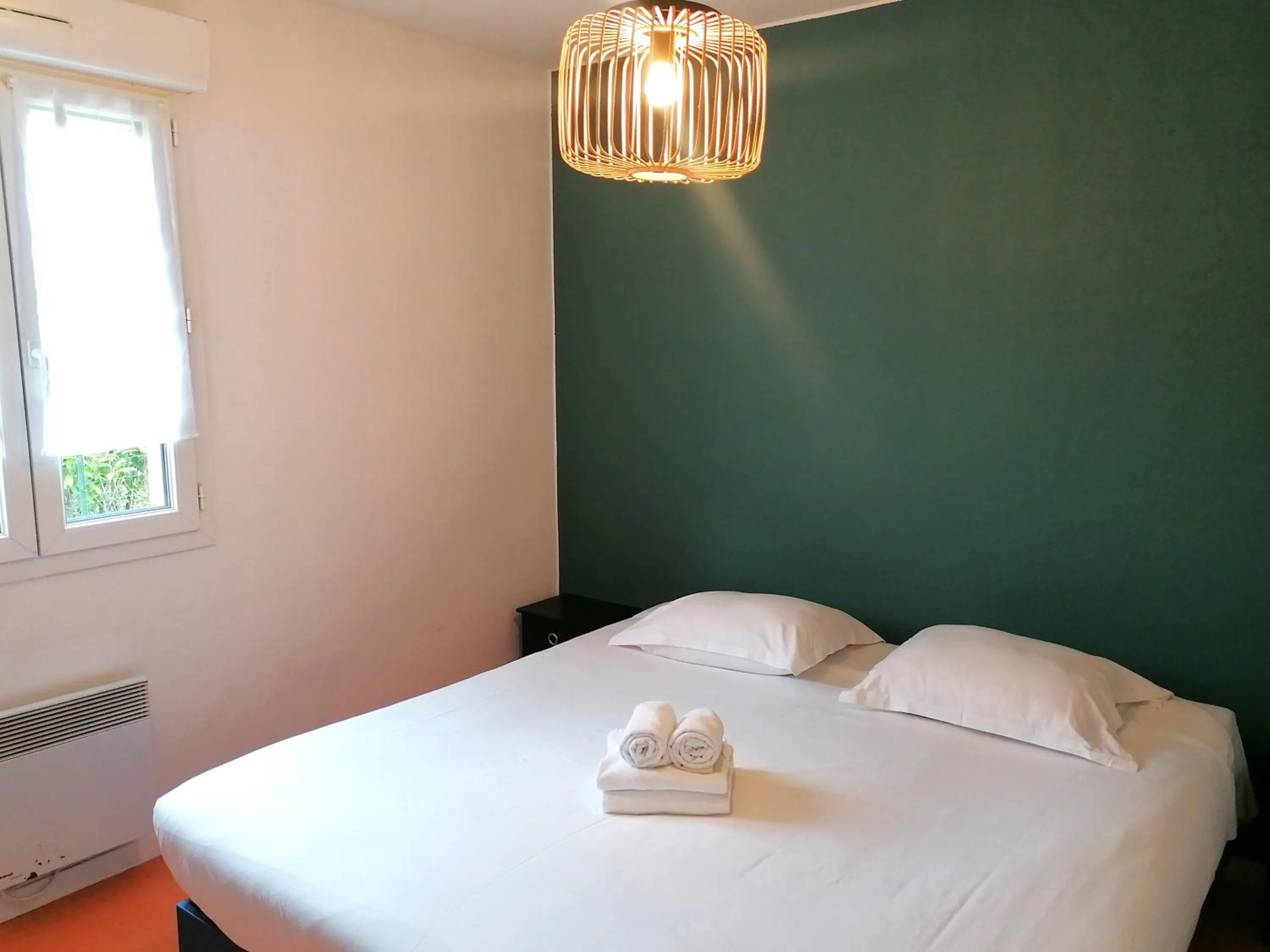 Bed in Hôtel Restaurant Platanes - KB HOTEL GROUP