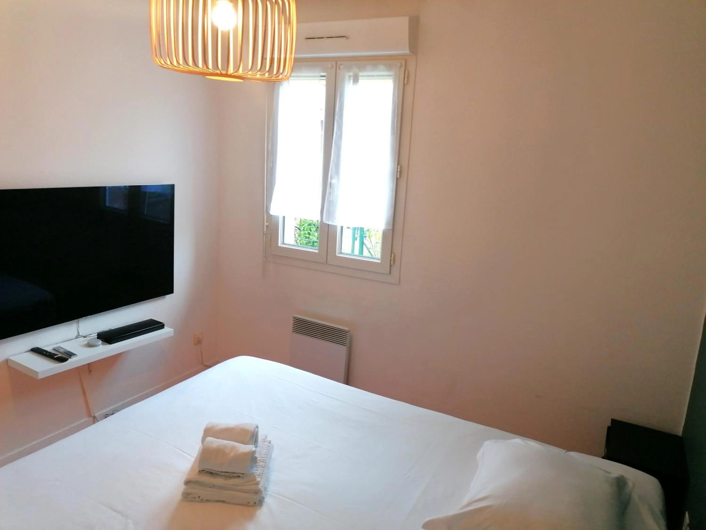 Bed in Hôtel Restaurant Platanes - KB HOTEL GROUP