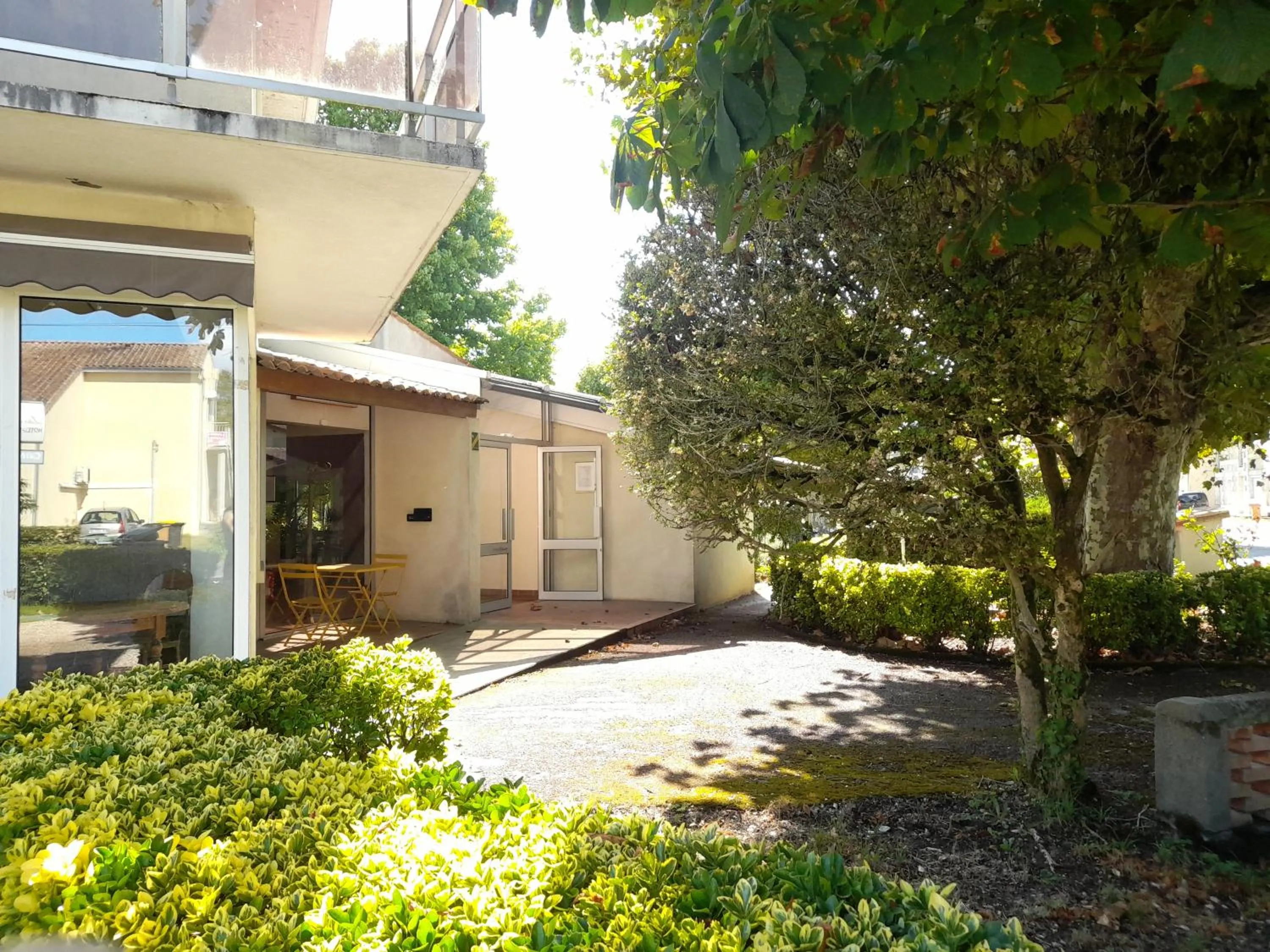 Property building in Hôtel Restaurant Platanes - KB HOTEL GROUP