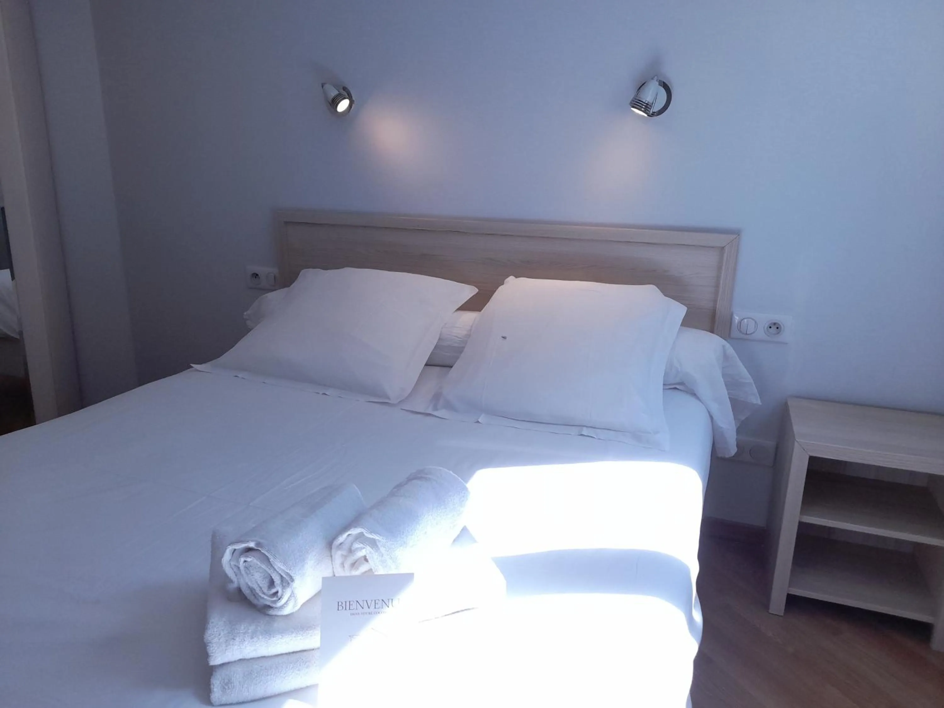 Bed in Hôtel Restaurant Platanes - KB HOTEL GROUP