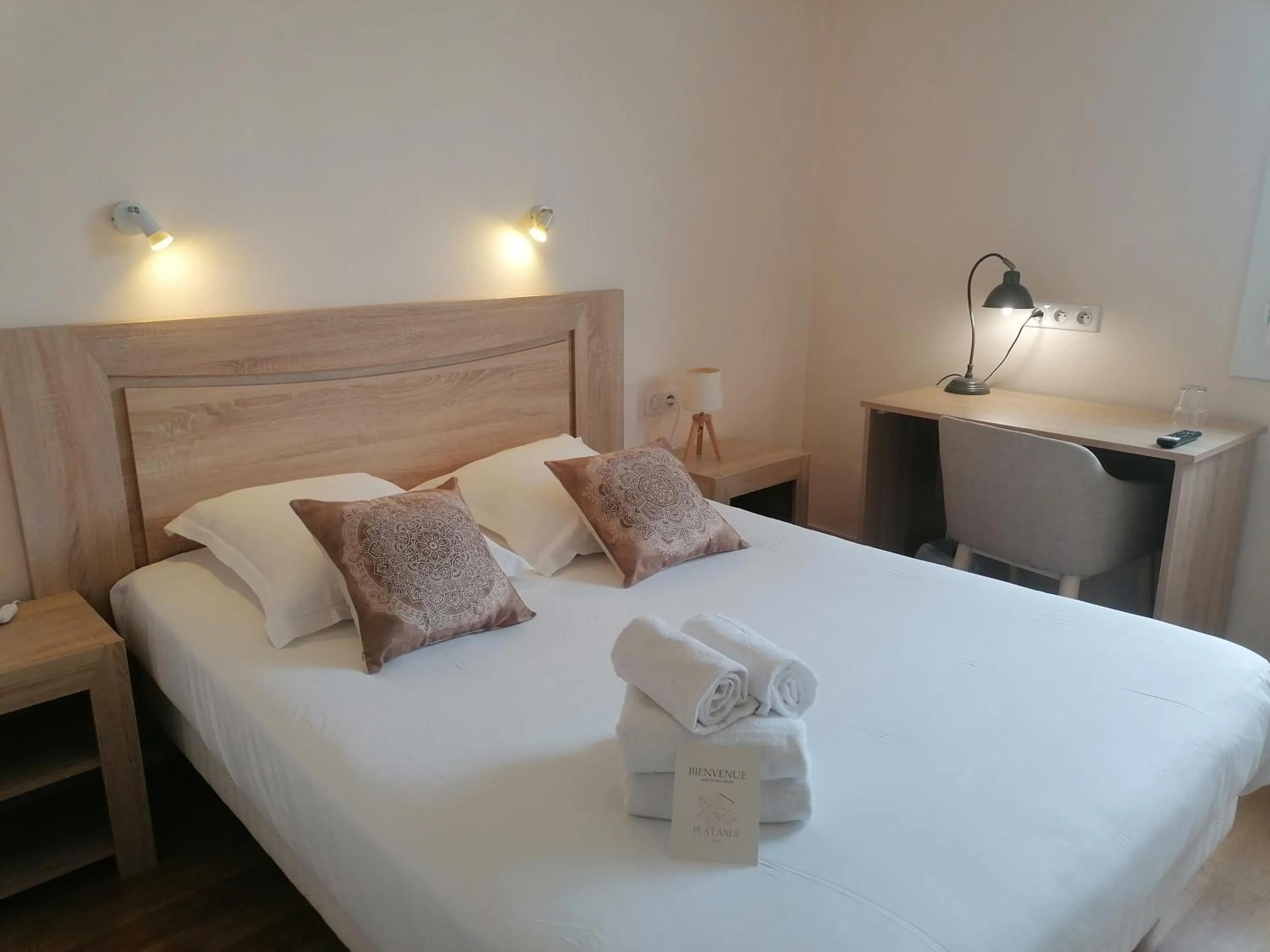 Bed in Hôtel Restaurant Platanes - KB HOTEL GROUP