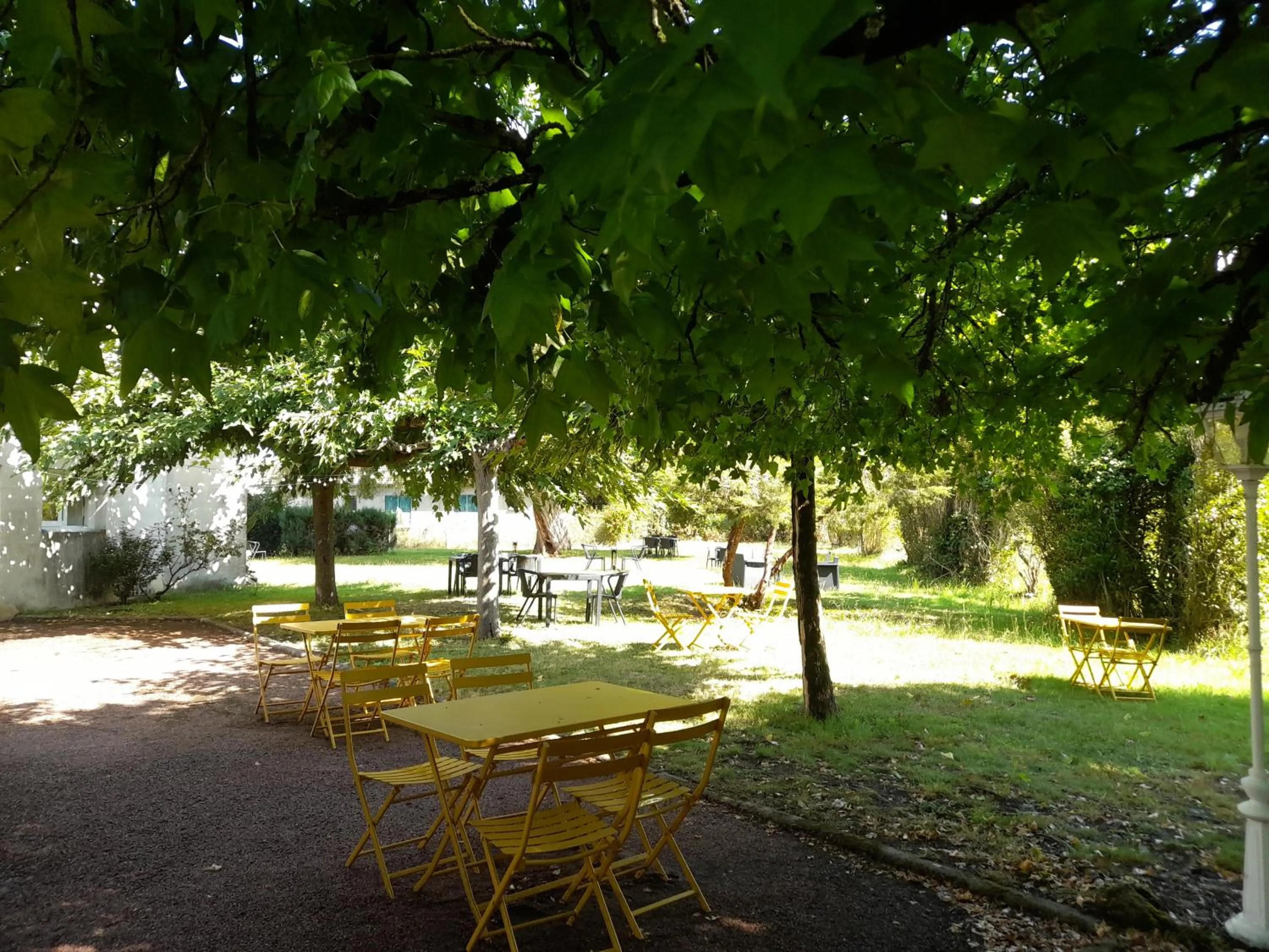 Garden in Hôtel Restaurant Platanes - KB HOTEL GROUP