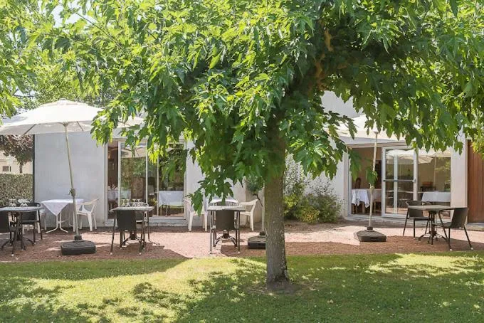 Patio in Hôtel Restaurant Platanes - KB HOTEL GROUP