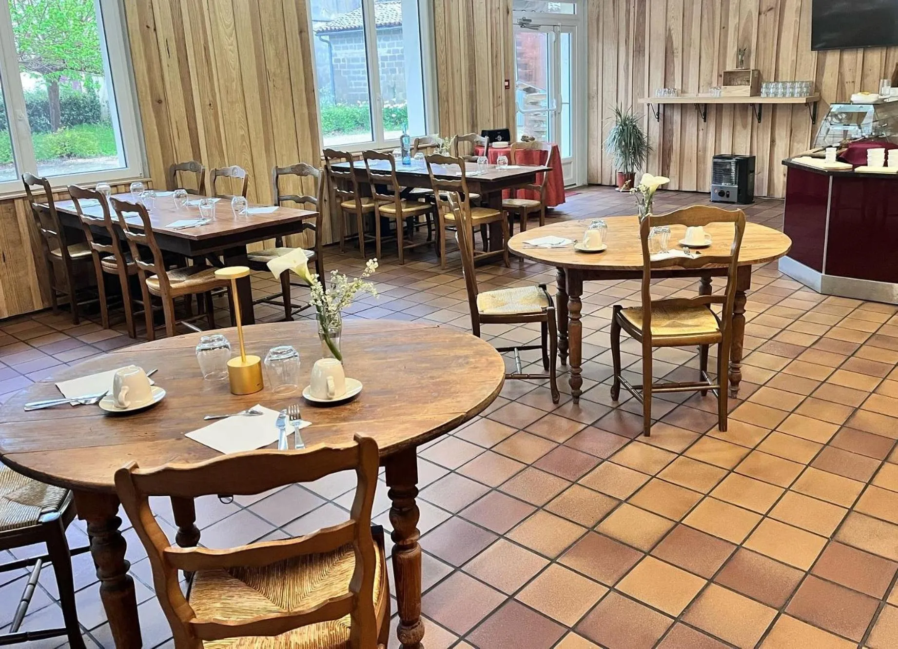 Breakfast in Hôtel Restaurant Platanes - KB HOTEL GROUP