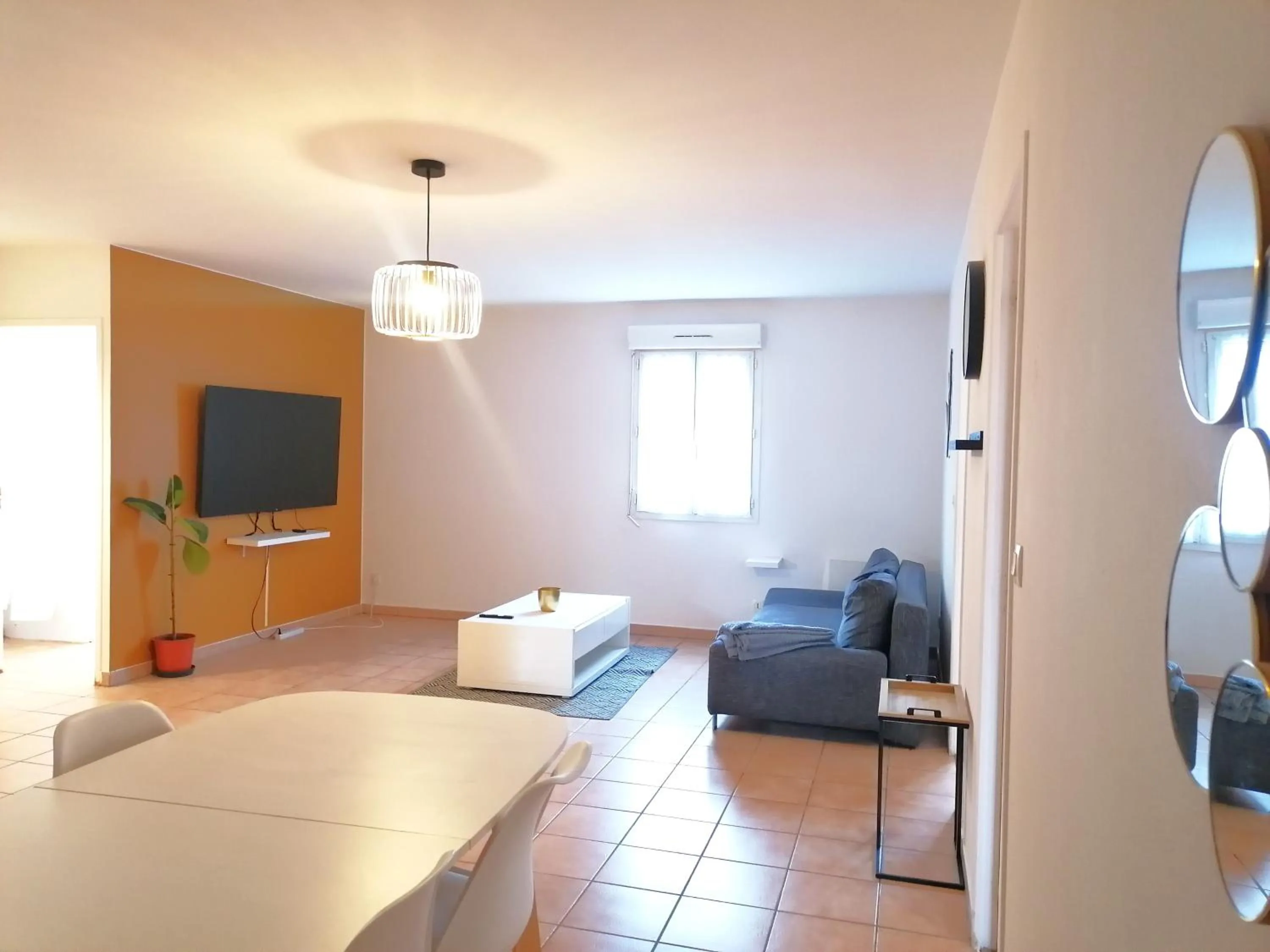 Communal lounge/ TV room, Bed in Hôtel Restaurant Platanes - KB HOTEL GROUP