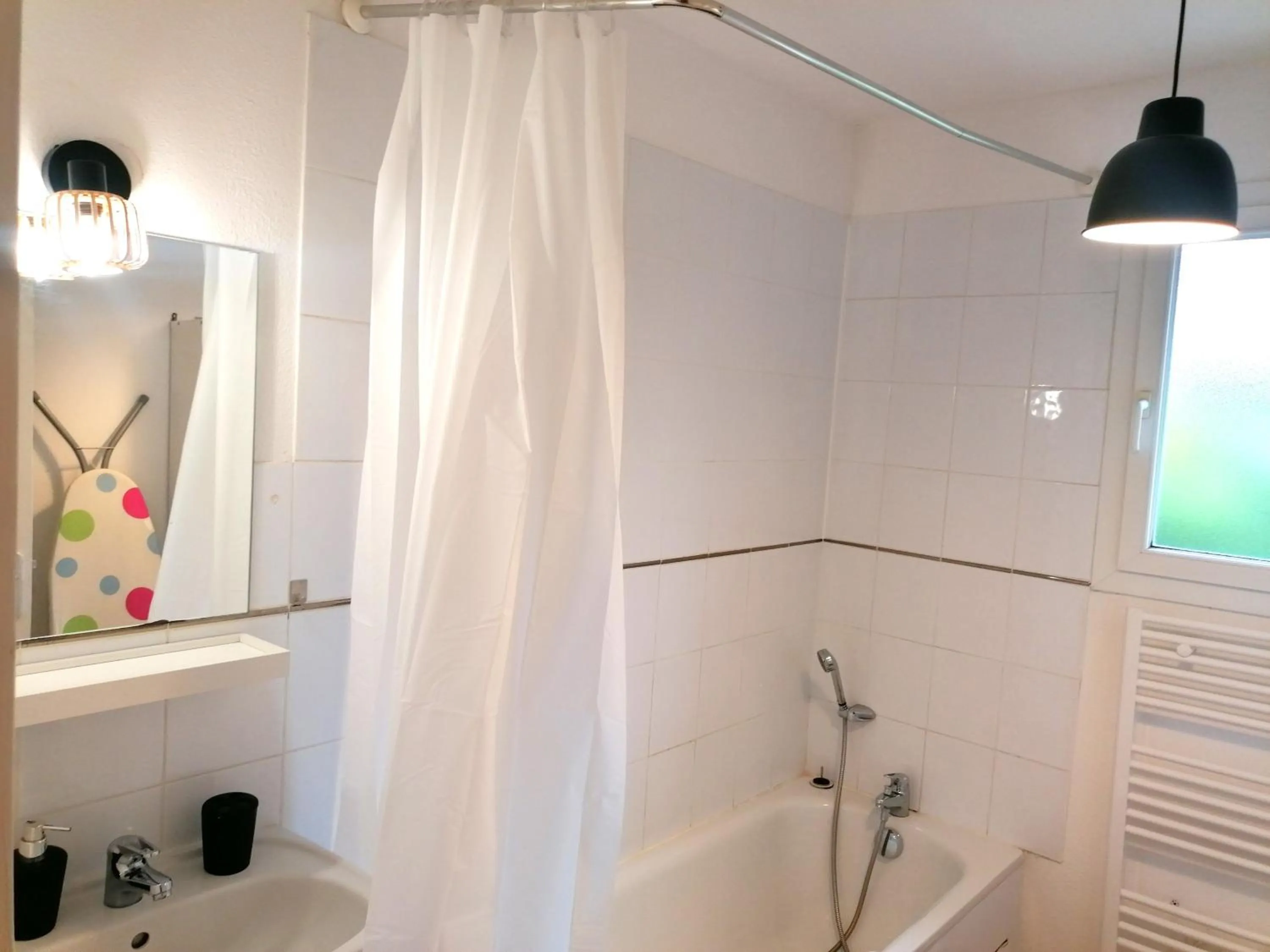 Bathroom in Hôtel Restaurant Platanes - KB HOTEL GROUP